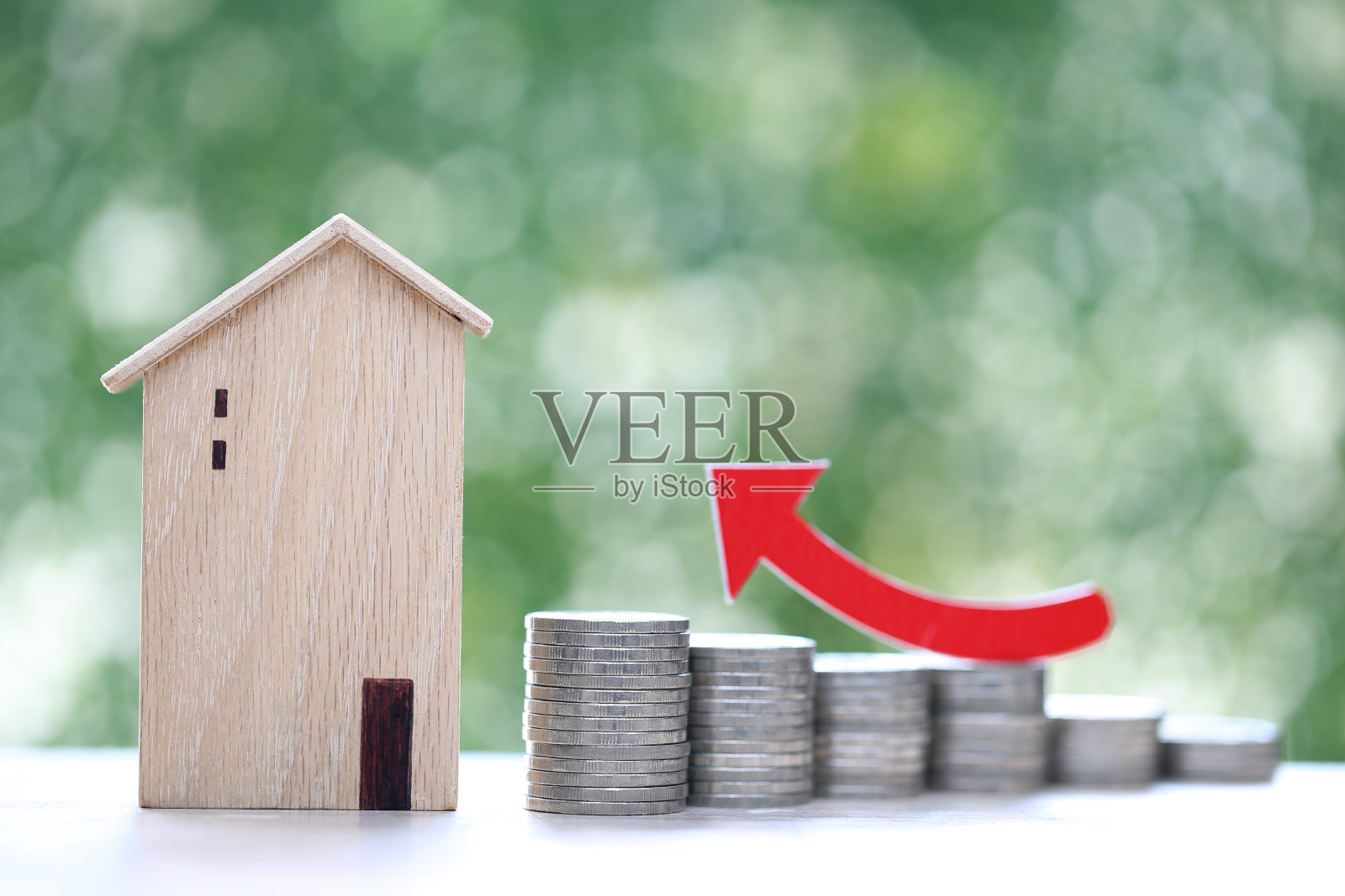 抵押贷款,样板房和叠钱硬币在自然绿色背景,商业投资和房地产概念照片摄影图片