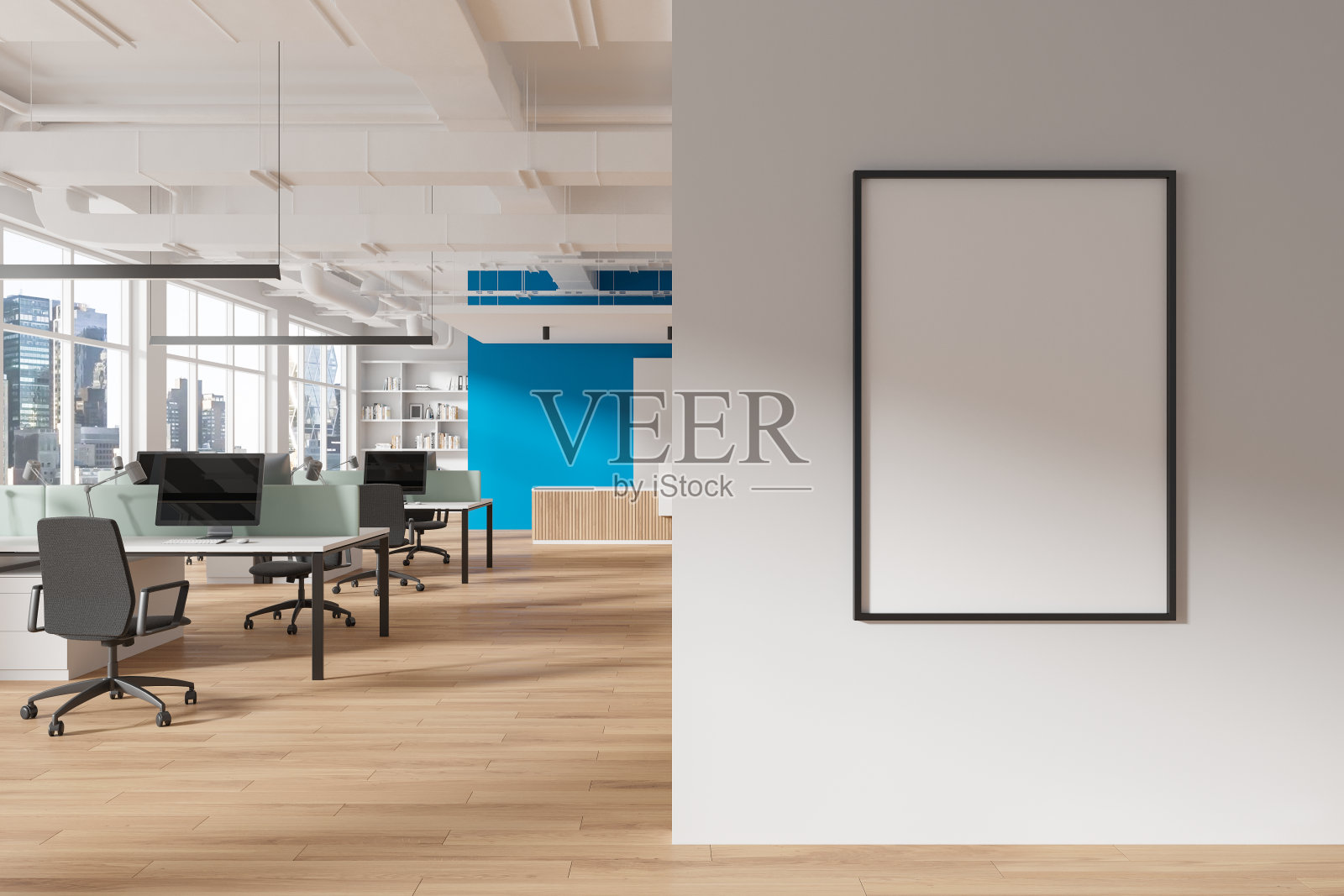 白色和蓝色的开放空间办公室内部与海报照片摄影图片