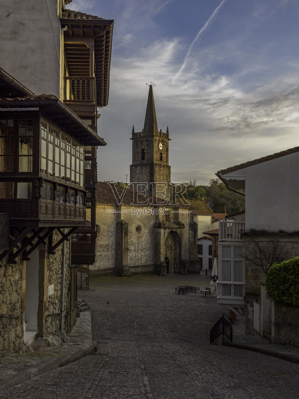 西班牙最美丽的城镇之一“科米利亚斯”街道的全景照片摄影图片