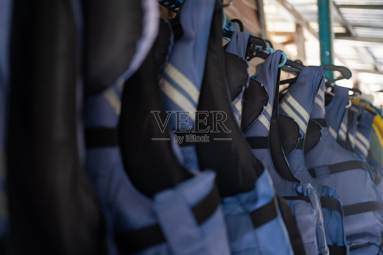 安全救生衣挂好,准备沙滩活动照片摄影图片