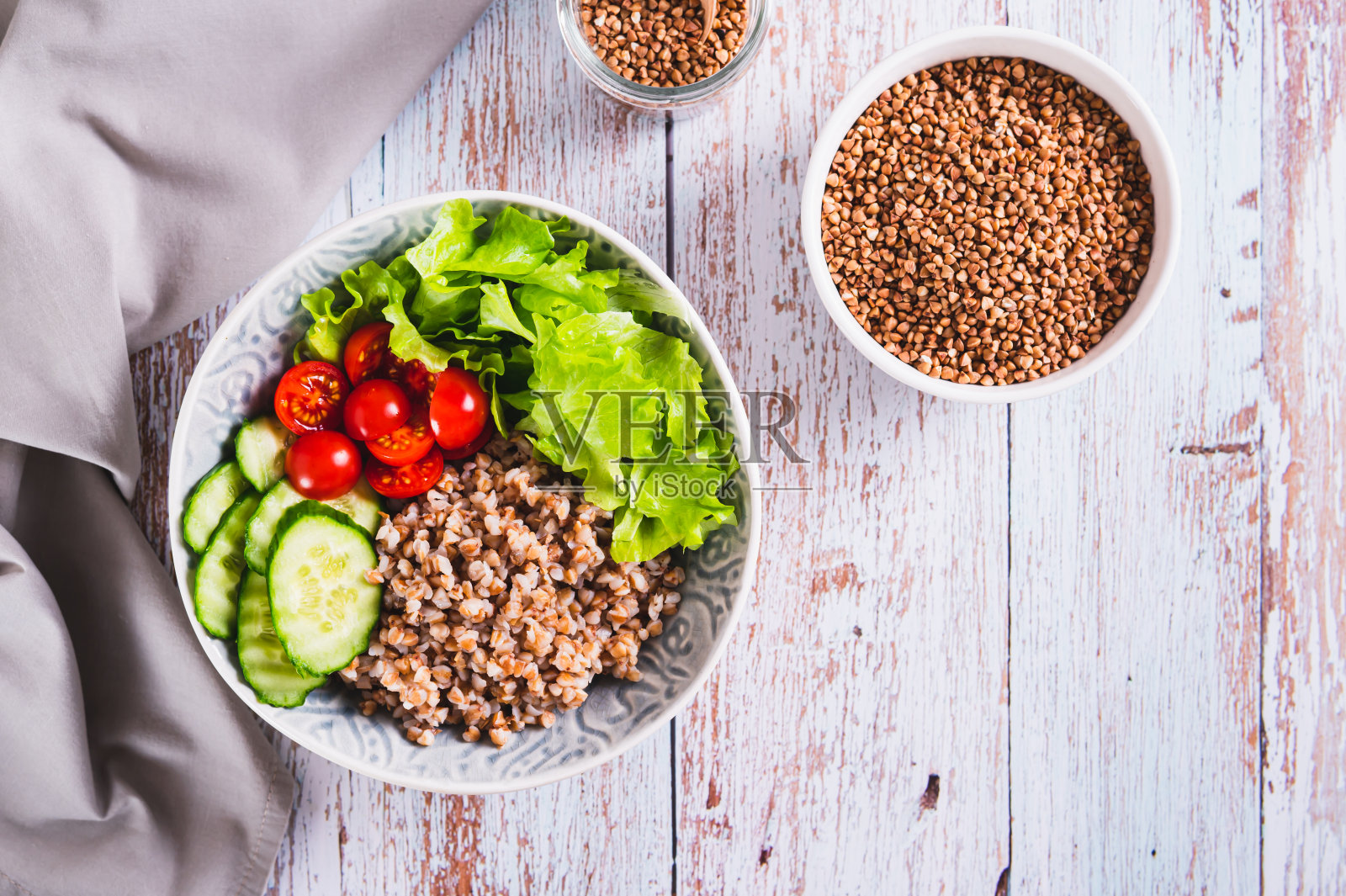 碗与荞麦,黄瓜,樱桃番茄和生菜的健康午餐俯视图照片摄影图片