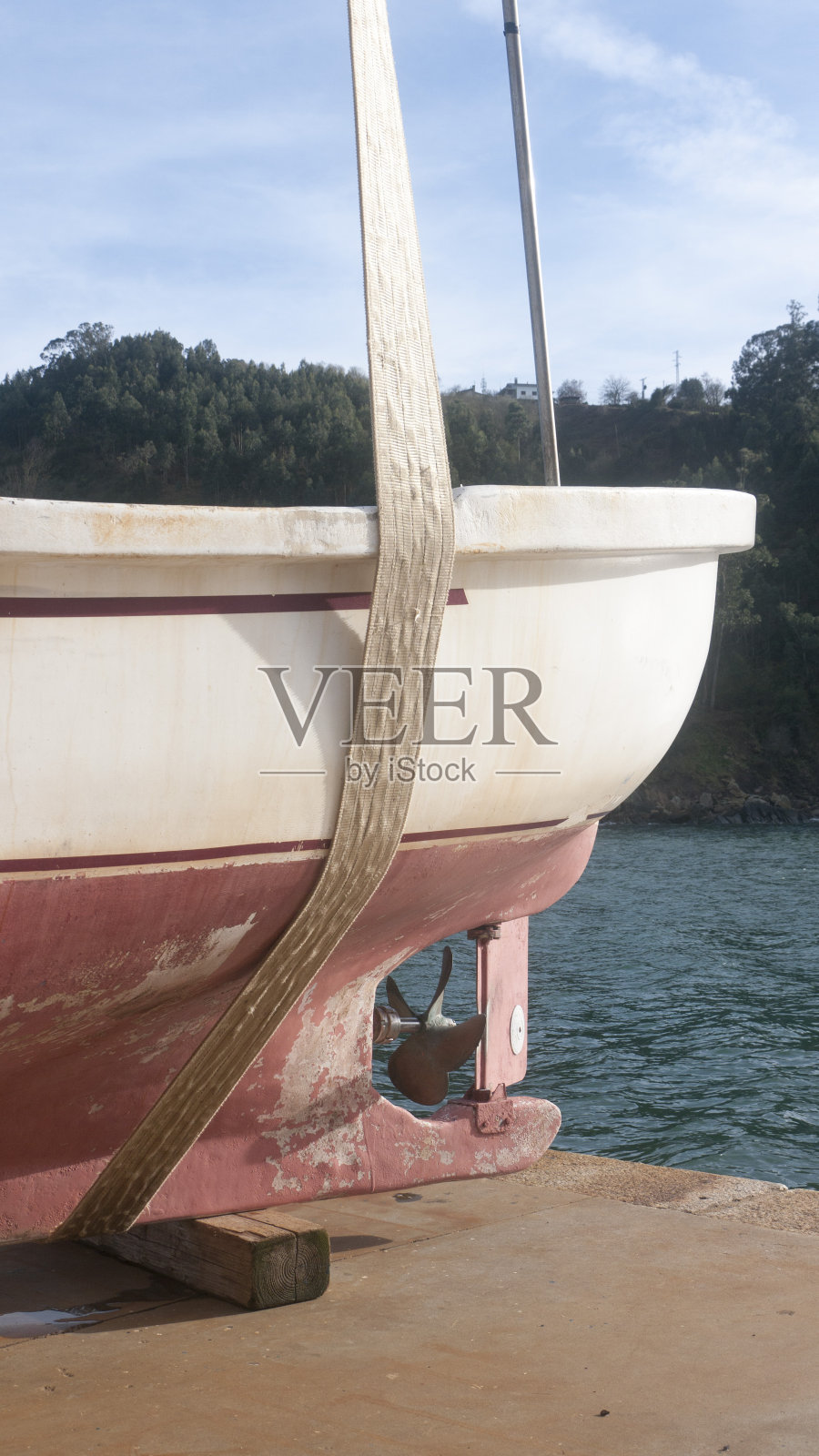 停在港口水面外的船照片摄影图片