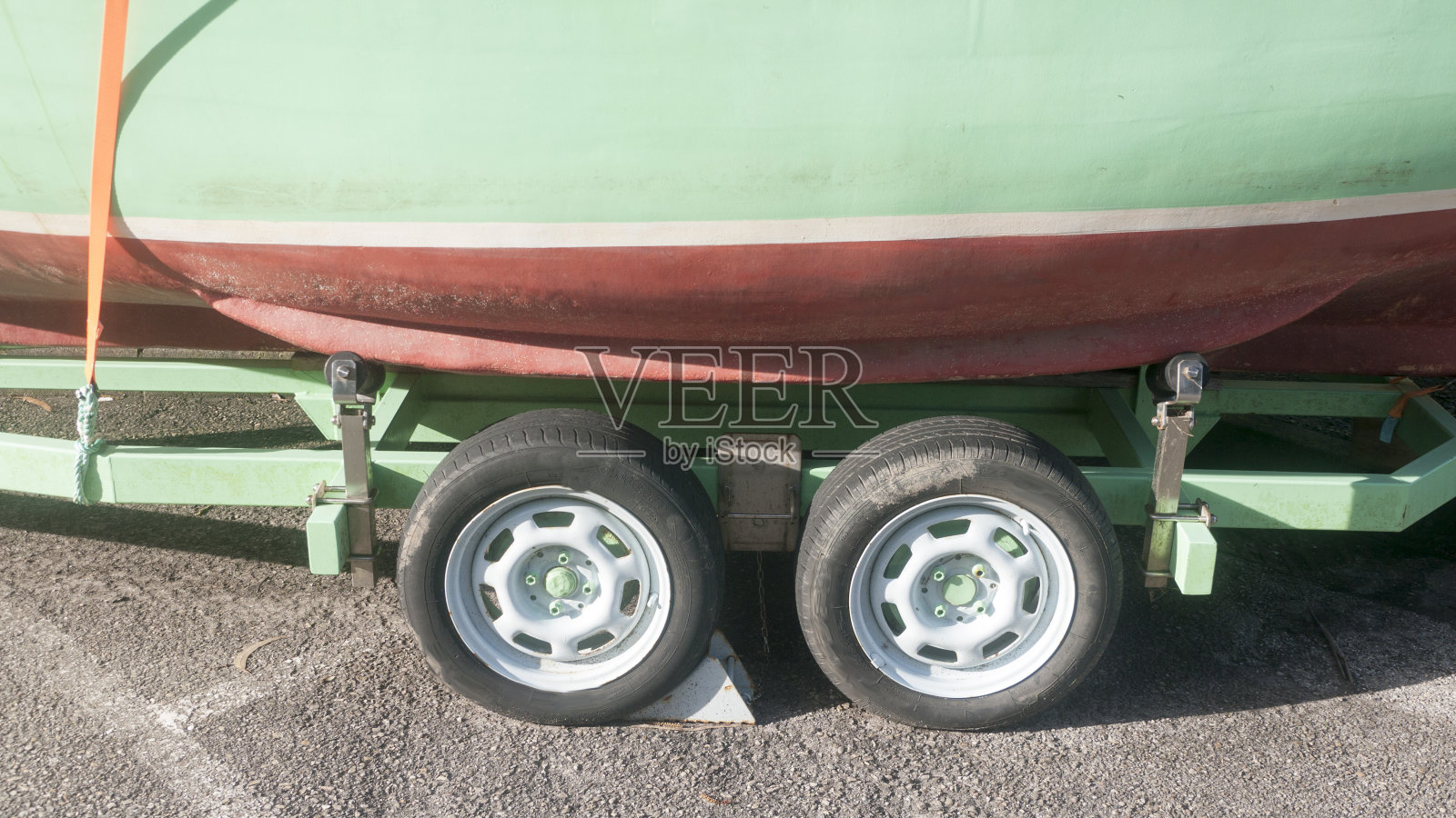 停在水面上的船照片摄影图片