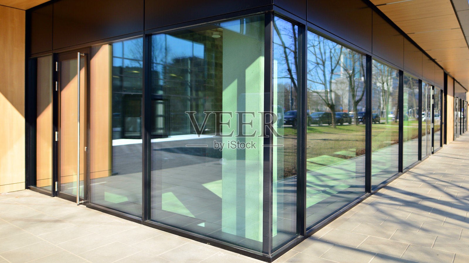 新商业楼宇的全景窗户。照片摄影图片