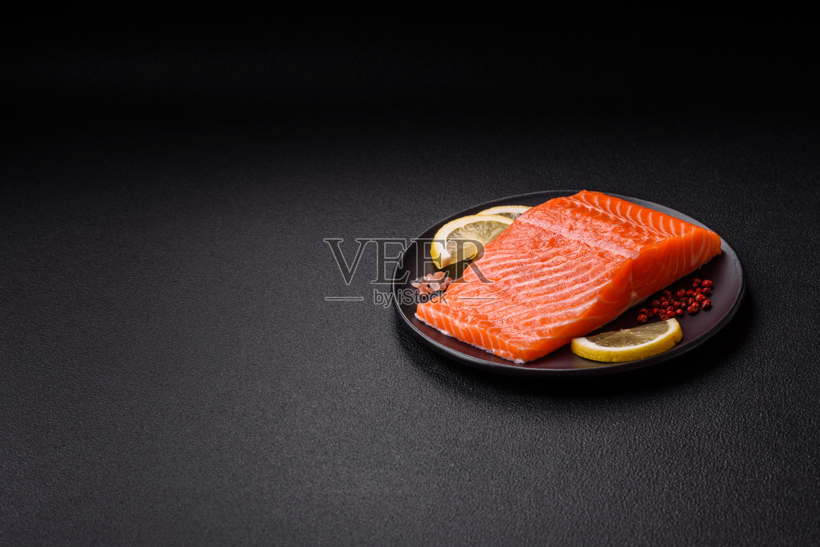 新鲜的三文鱼排,加香料和香草,准备烧烤照片摄影图片