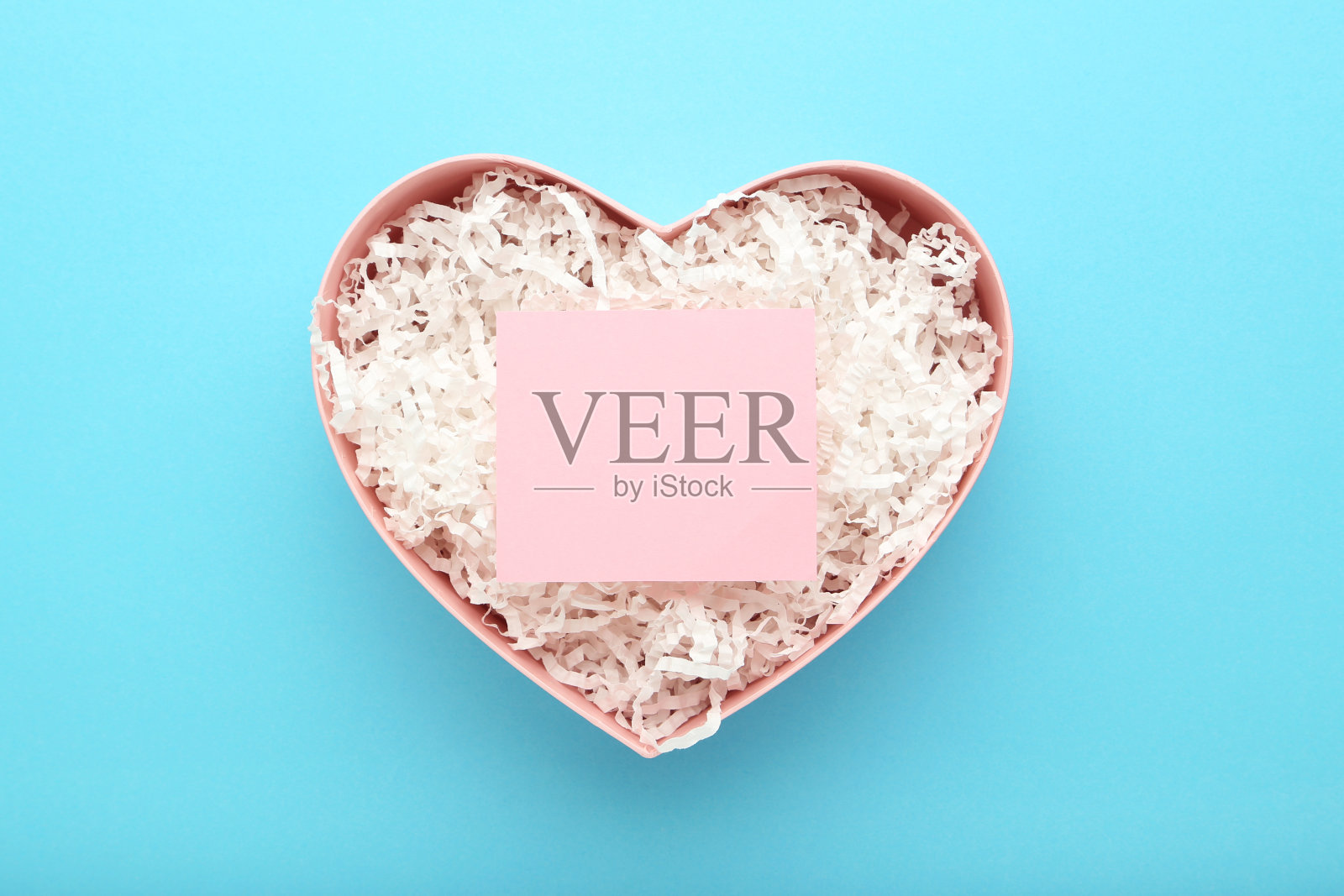 心形礼品盒与蓝色背景白纸照片摄影图片