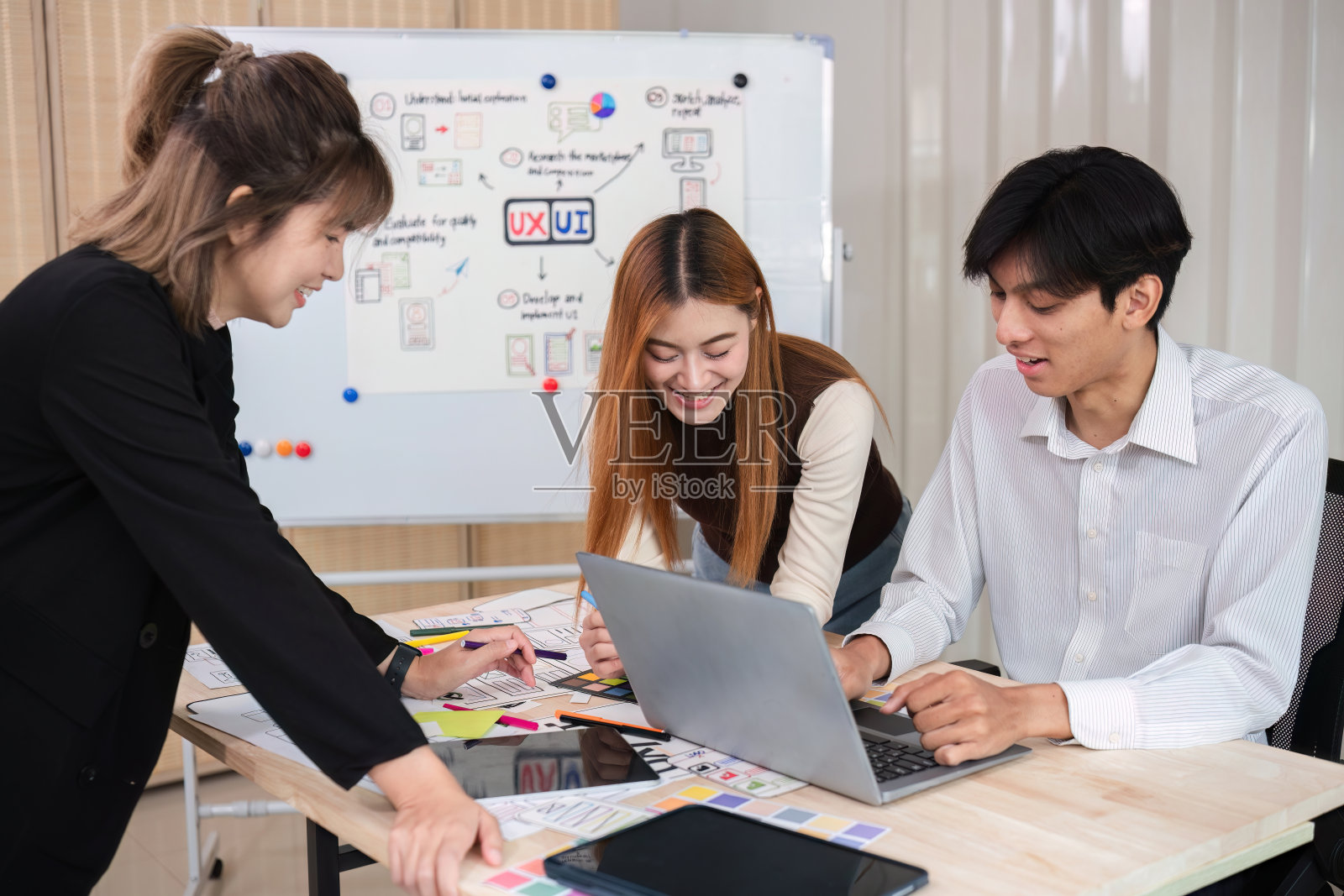 设计师创意团队在应用设计和实施规划ux/ui方面的头脑风暴会议,现代商业团队的团队合作照片摄影图片