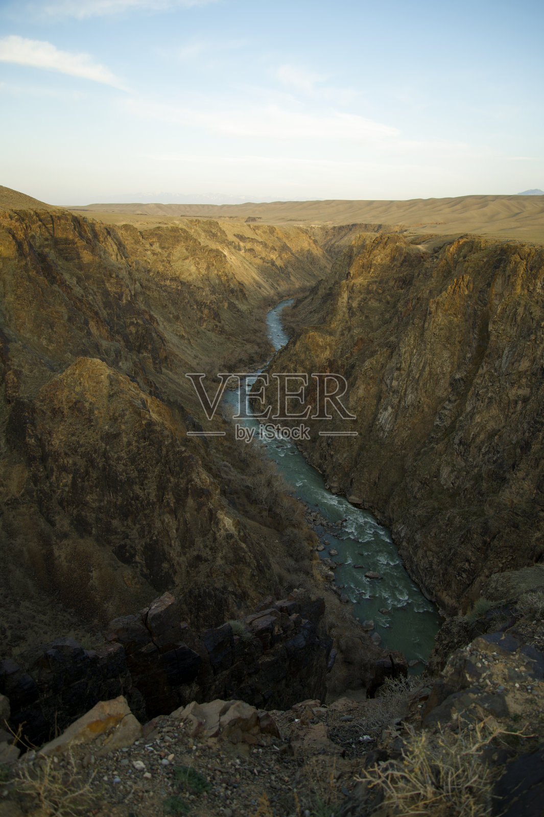 哈萨克斯坦的山地景观。照片摄影图片