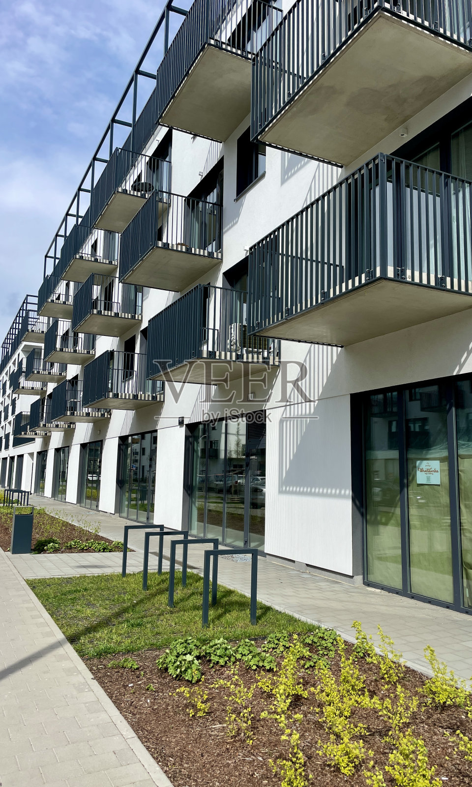 蓝天下城市新建的高层建筑照片摄影图片