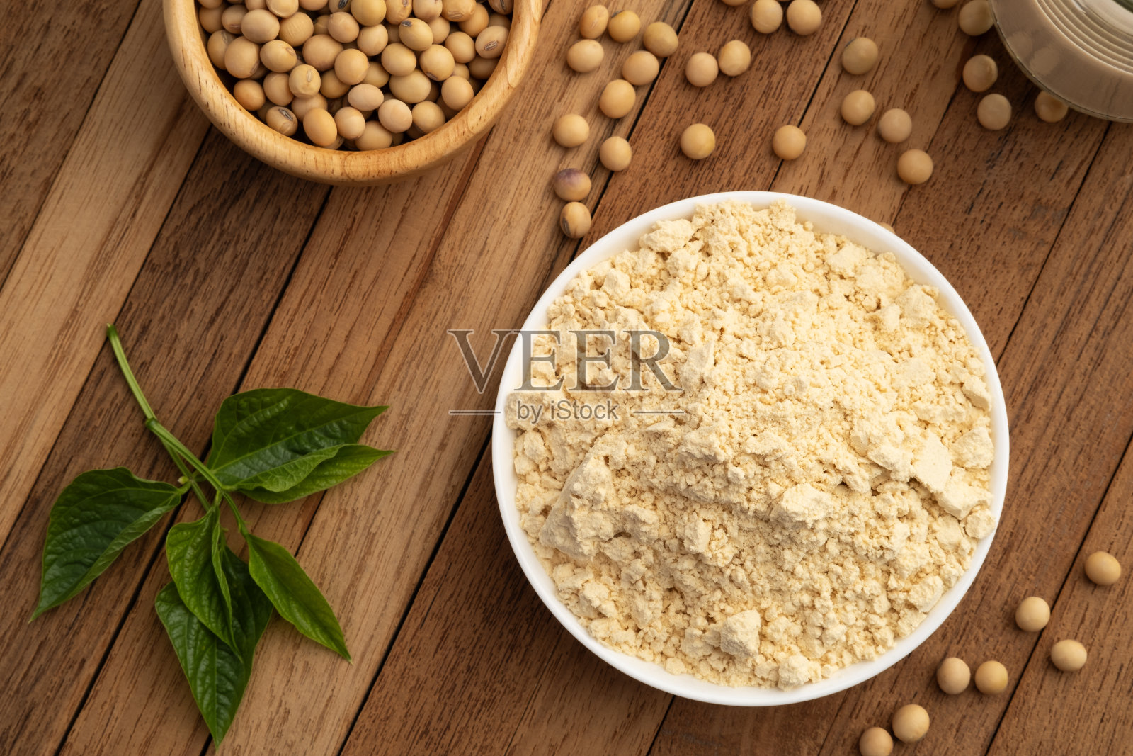 速溶豆奶粉装在白色盘子里照片摄影图片