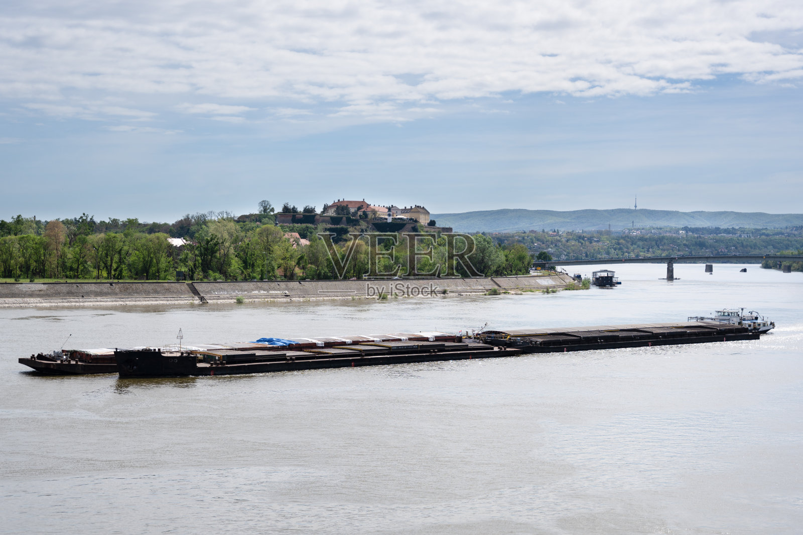 塞尔维亚诺维萨德的城市景观。塞尔维亚城市,可以看到建筑物和多瑙河。照片摄影图片