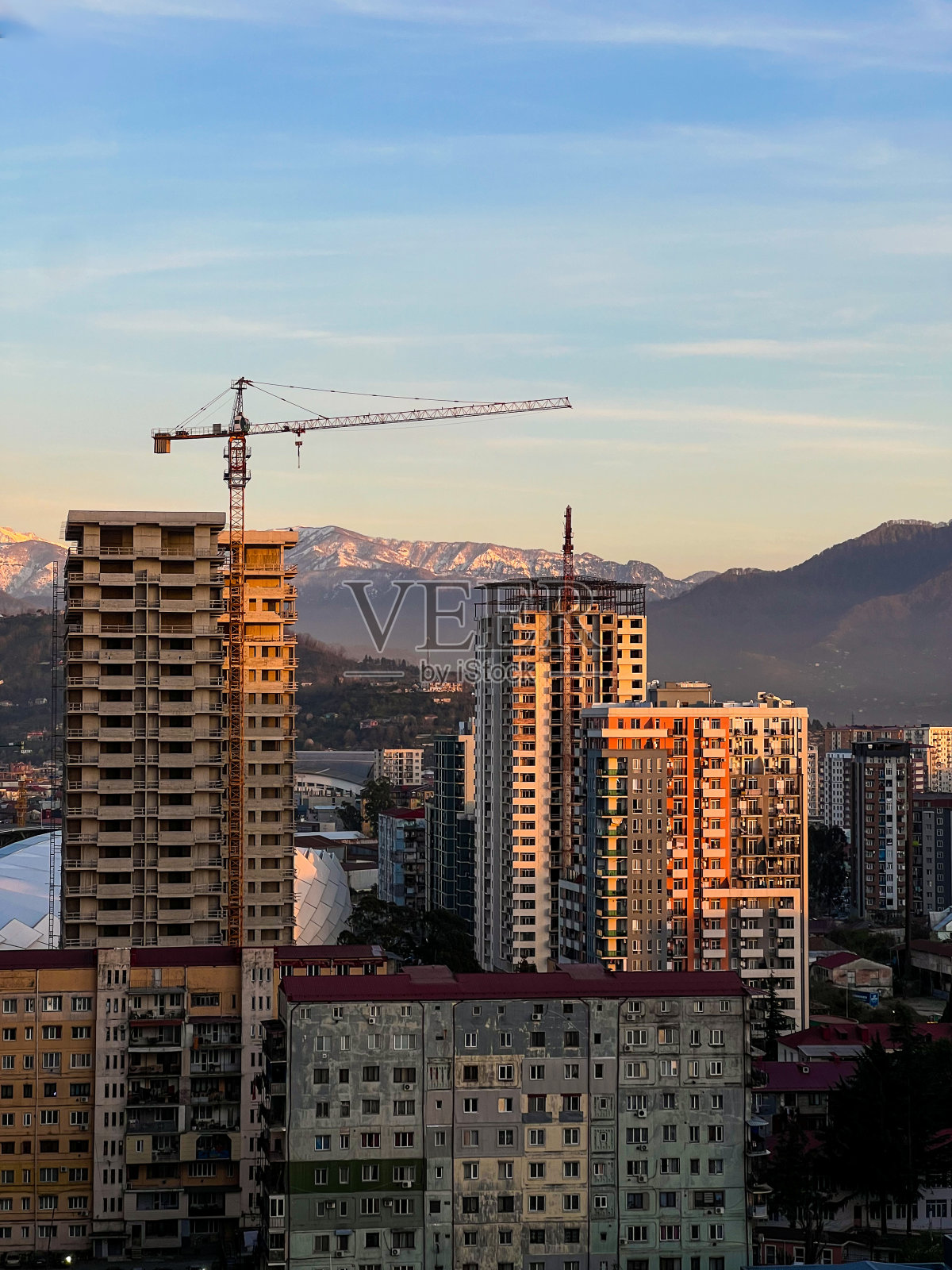 以山为背景的建筑工地照片摄影图片