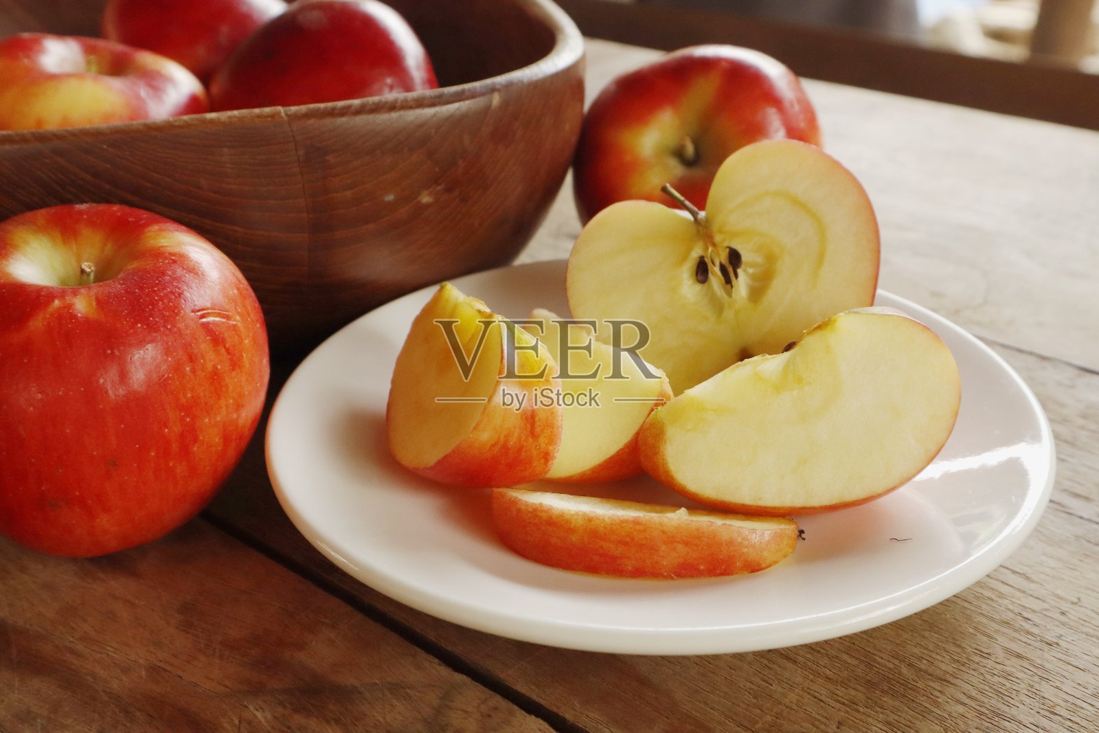 新鲜有机的红pop苹果水果迎接夏天,色彩艳丽,分盘食用,即食又对身体有益。照片摄影图片