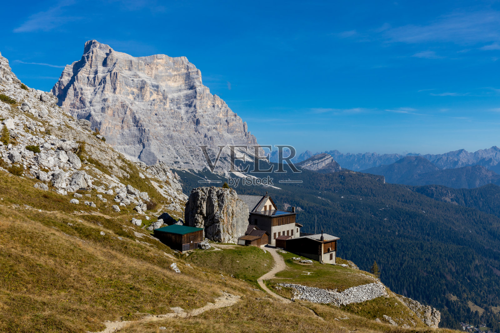 夏季多洛米蒂阿尔卑斯山风景优美。意大利的白云石山脉照片摄影图片