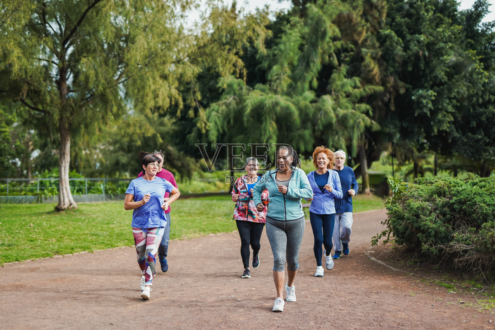 一群老年人在城市公园进行跑步运动锻炼——健康的老年人生活方式理念照片摄影图片