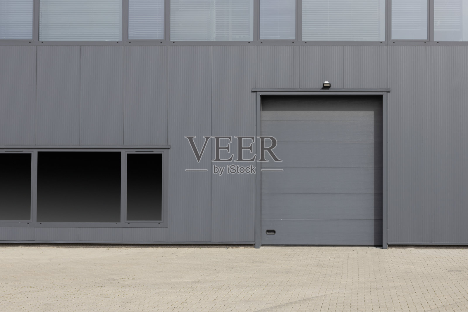 带卷帘门的仓库外部。照片摄影图片