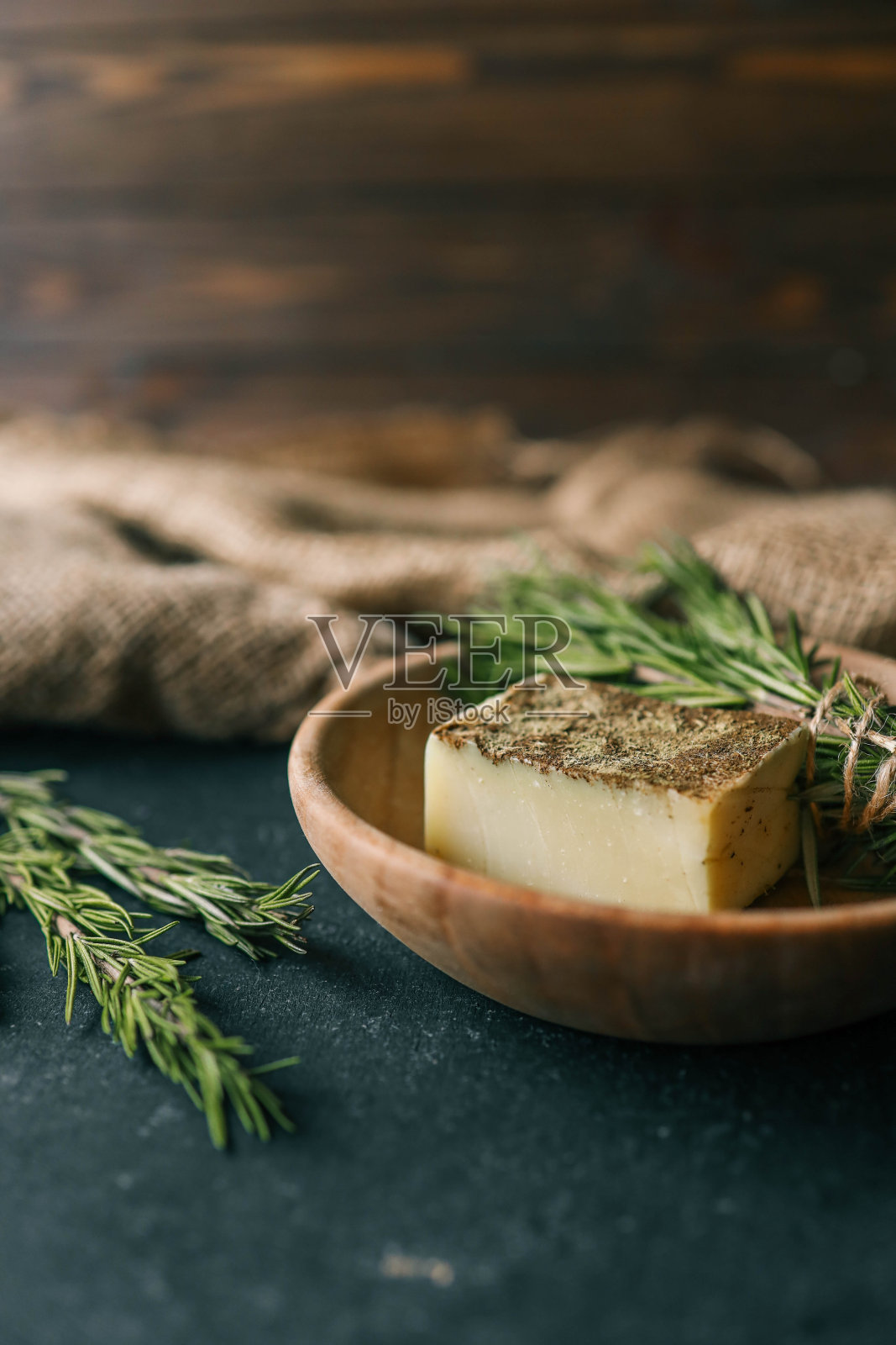 固体香波与迷迭香在一个木制盘子在黑暗的背景照片摄影图片