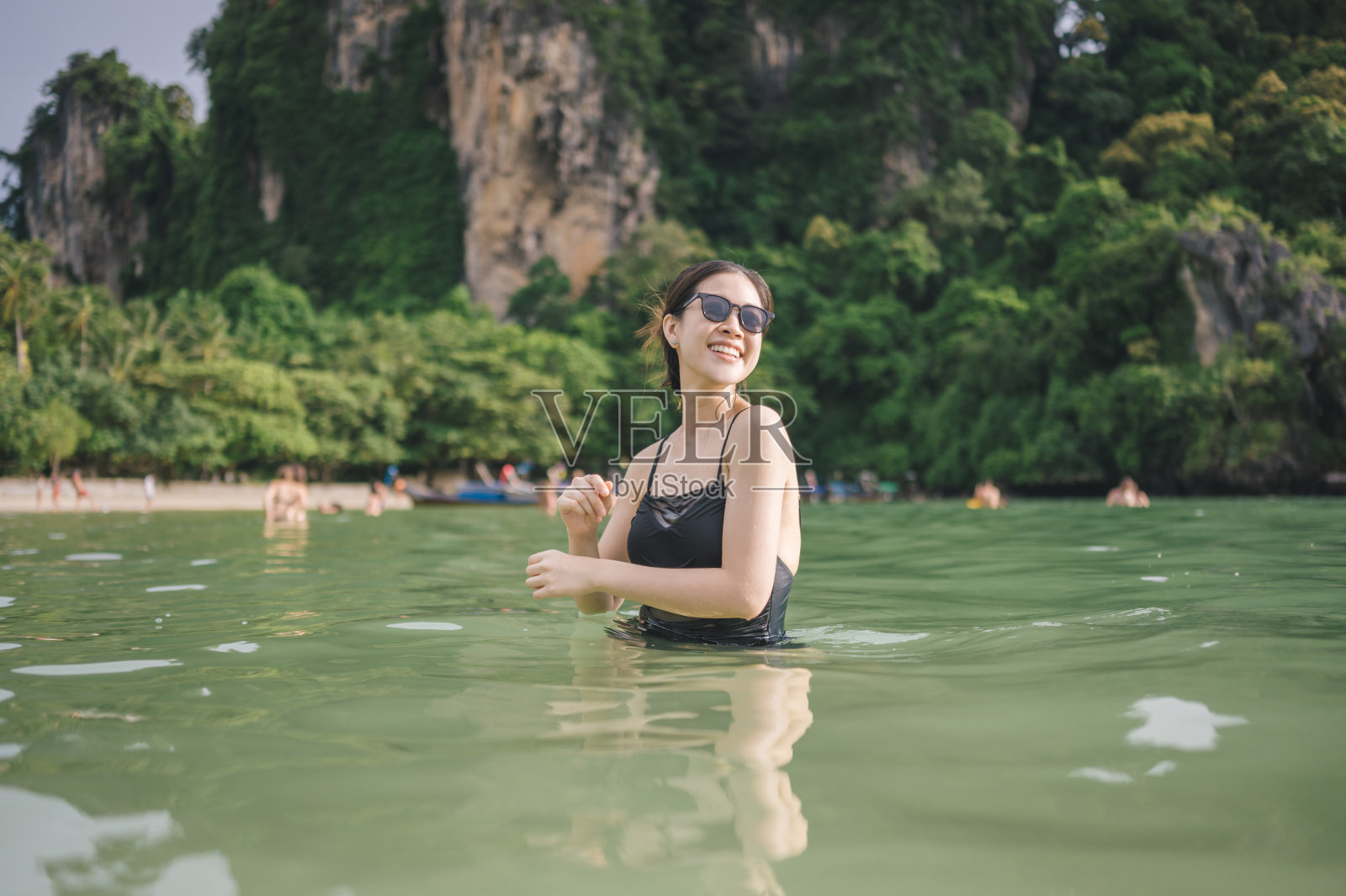 亚洲单人旅行和奢华生活方式旅行和度假照片摄影图片