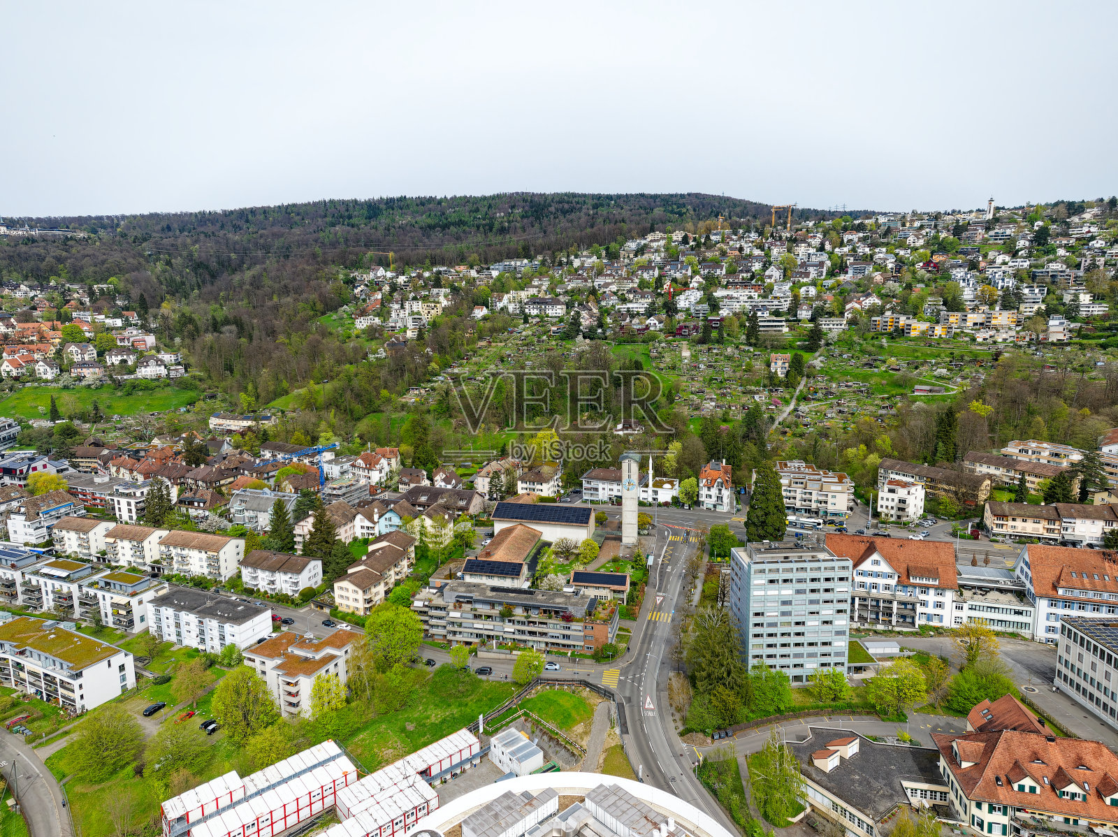 高角度俯瞰瑞士小镇的风景和住宅建筑。照片摄影图片
