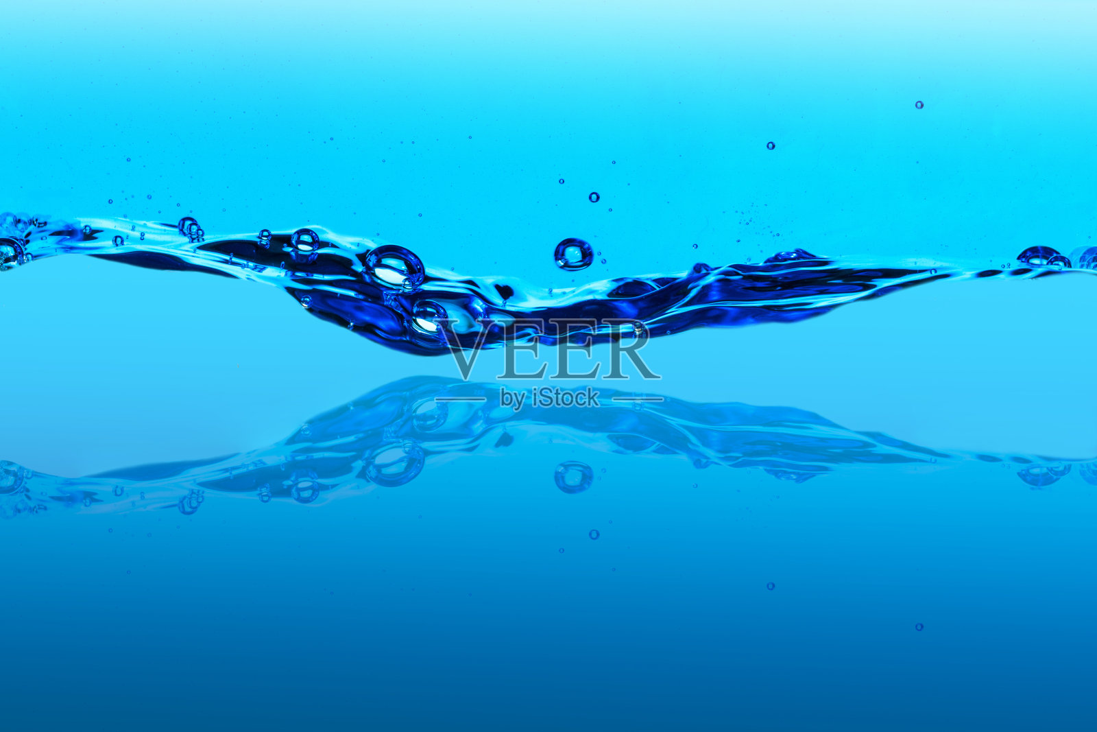 气泡和水波的抽象反射背景。照片摄影图片