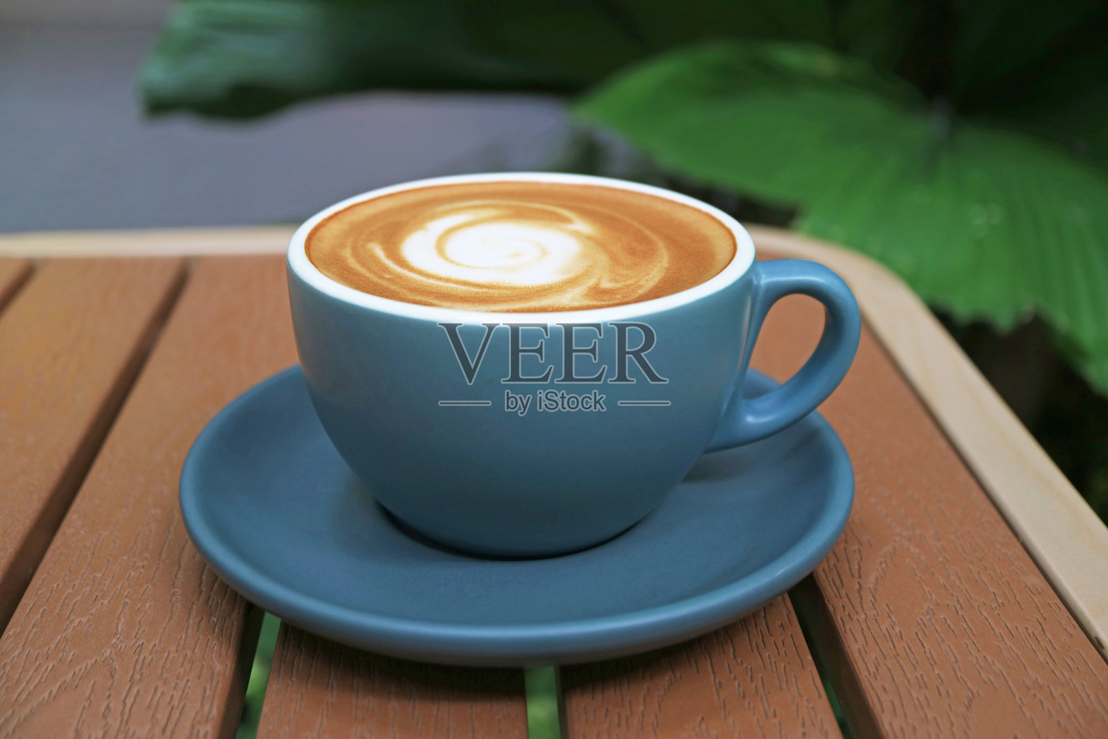 卡布奇诺咖啡放在室外的木桌上照片摄影图片