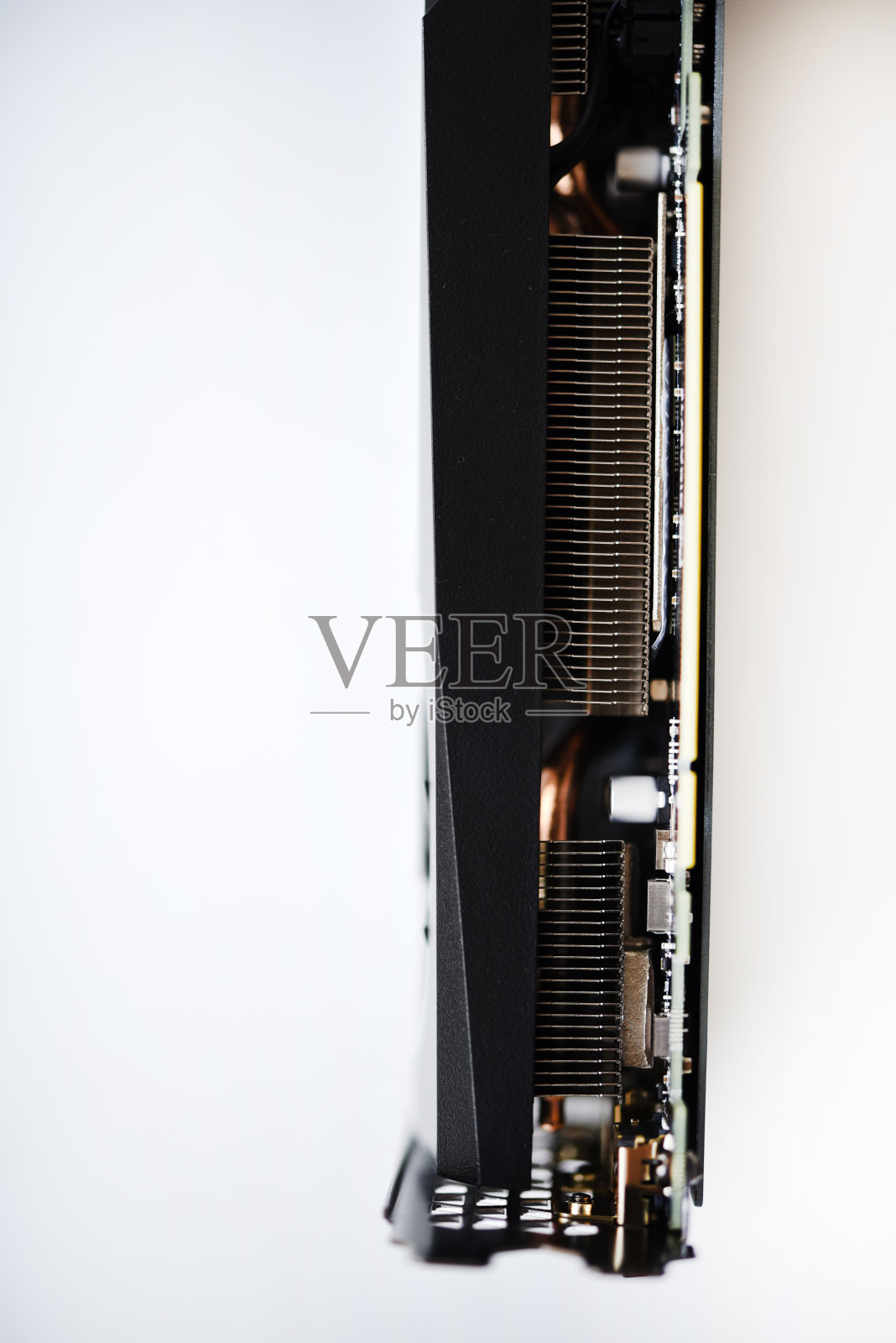 视频卡的外壳是白色背景的。计算机设备显卡的散热器。照片摄影图片