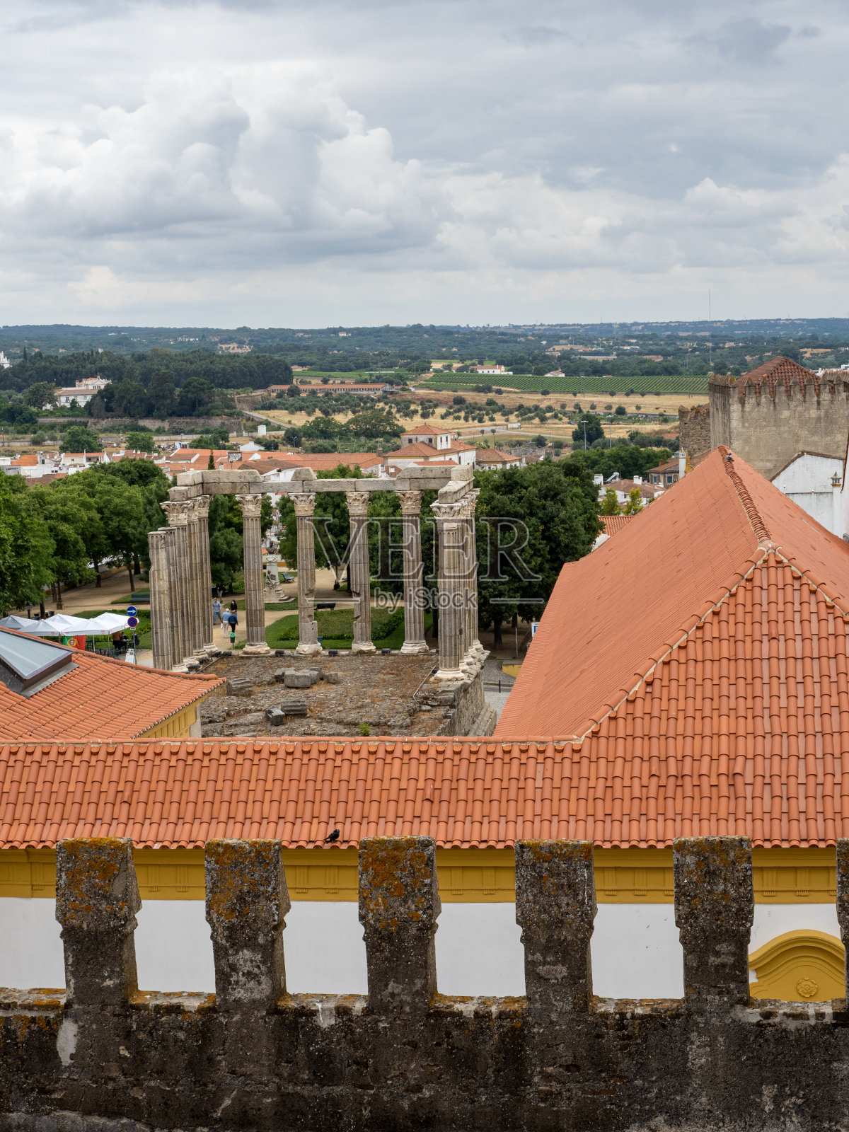 从Évora大教堂看到的Évora罗马神庙。葡萄牙。照片摄影图片