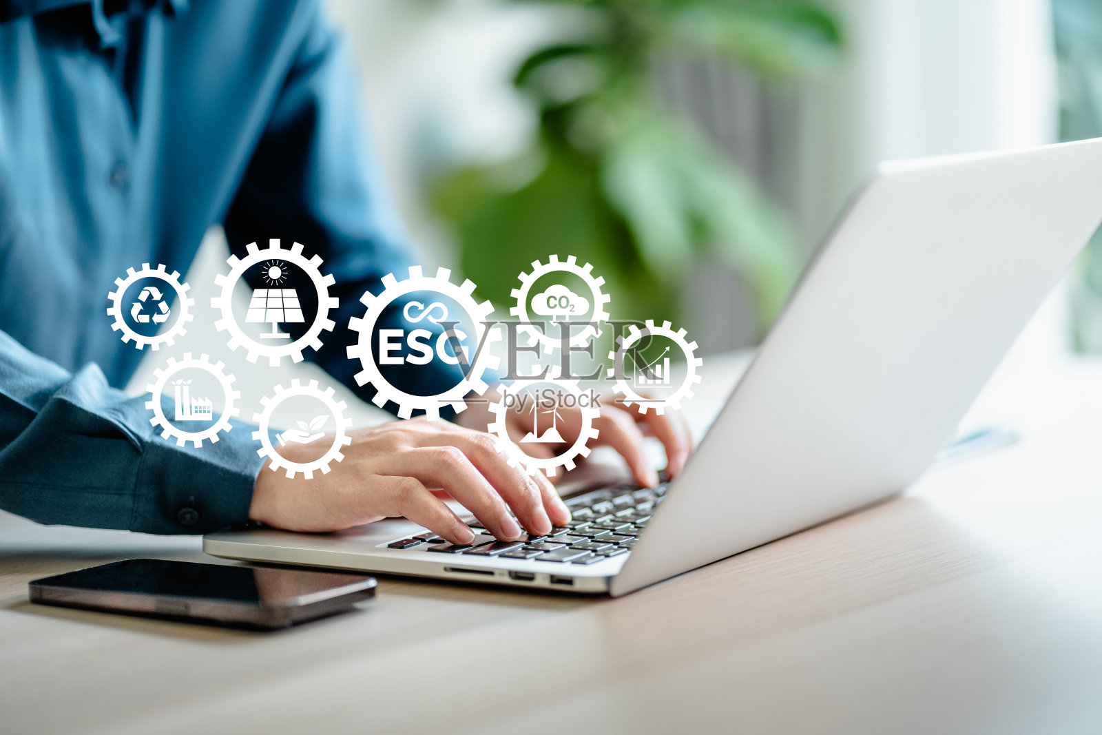 商业女性使用带有ESG图标概念的笔记本电脑,包括环境、社会、治理、净零、碳中和目标、发展商业可持续环境概念。照片摄影图片