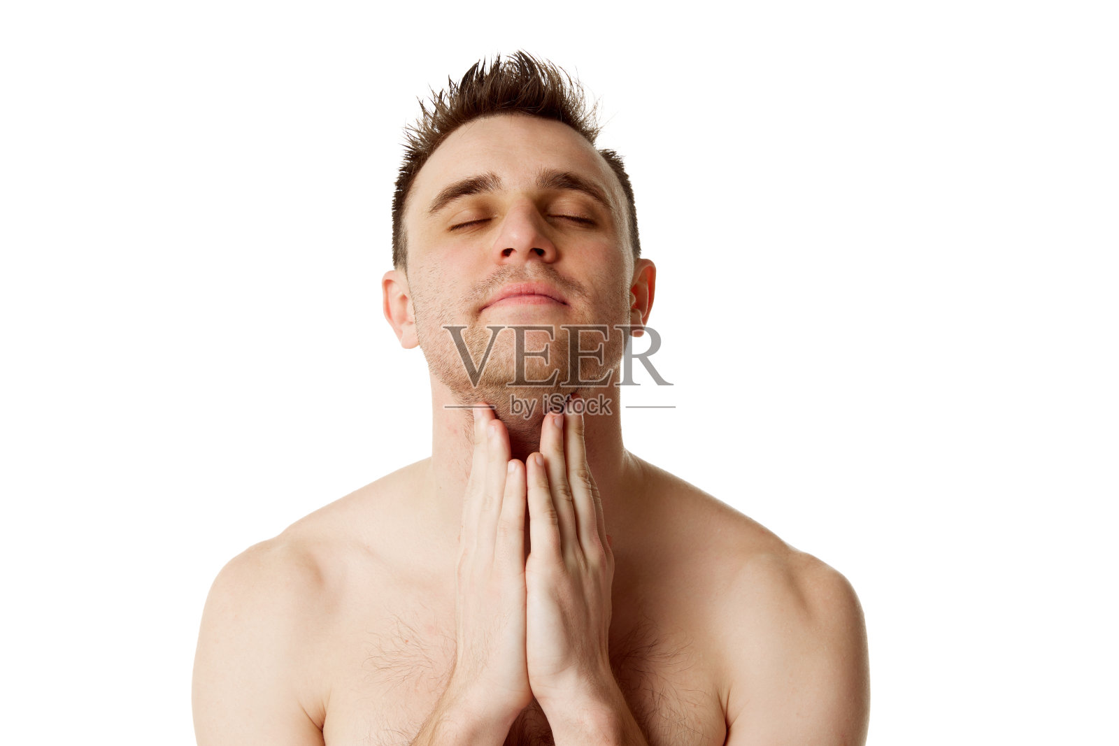 年轻平静的男子裸露的肩膀享受他的柔软的皮肤美容程序后,白色的工作室背景。照片摄影图片