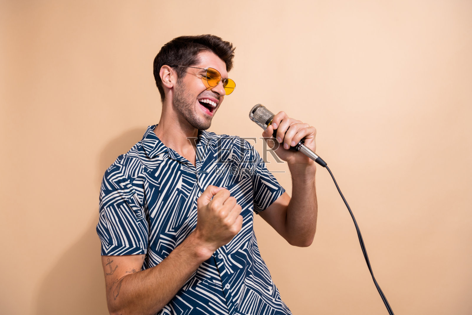 照片积极时髦的酷男人穿着时尚的衣服唱歌周五聚会周末假期孤立米色背景照片摄影图片