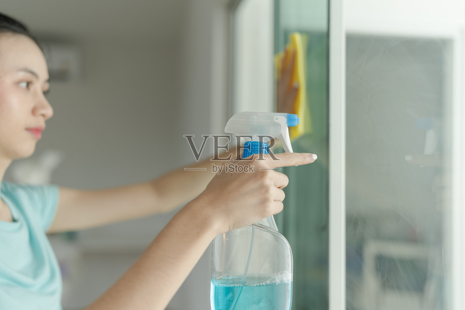 打扫房子的美女。照片摄影图片