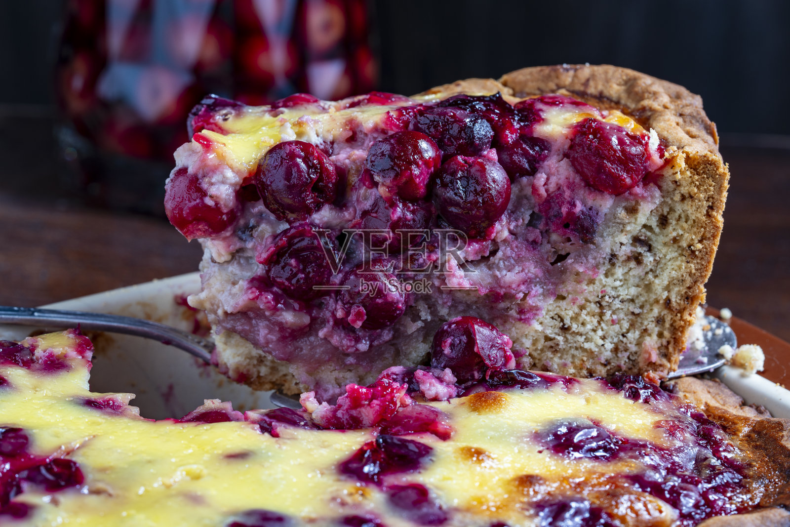 一块自制的樱桃派。美味的水果派,特写照片摄影图片