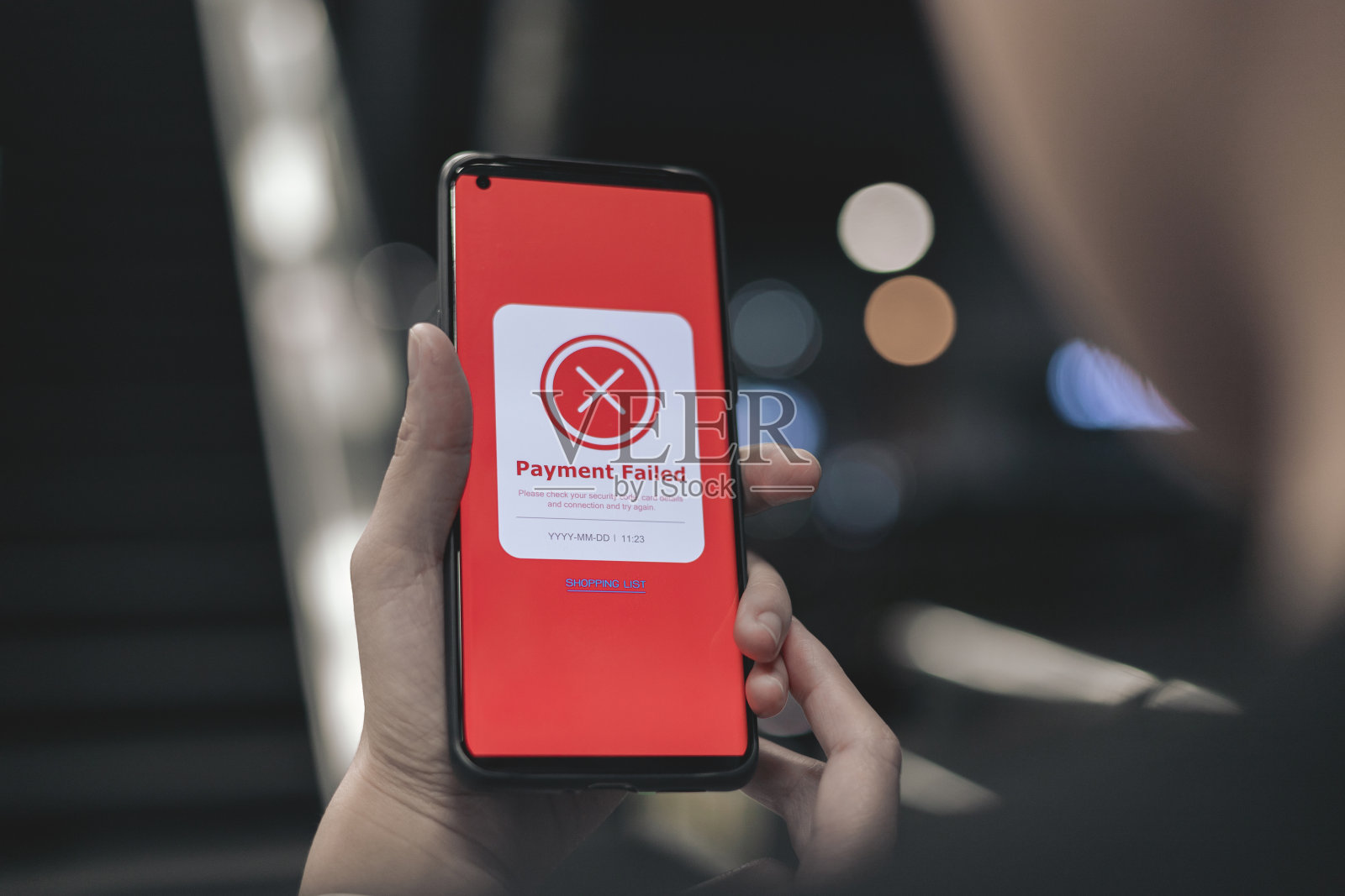 付款失败,拒绝付款。红色在线金融交易通知在智能手机上显示错误。照片摄影图片