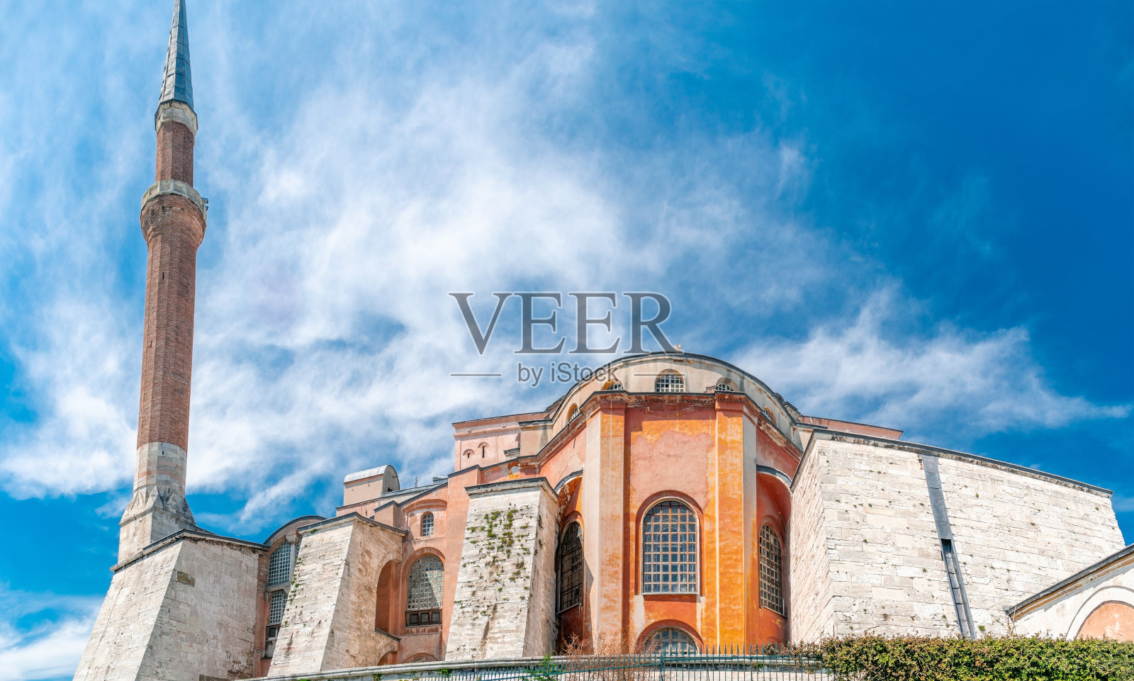 以蓝天为背景的圣索菲亚大教堂。照片摄影图片