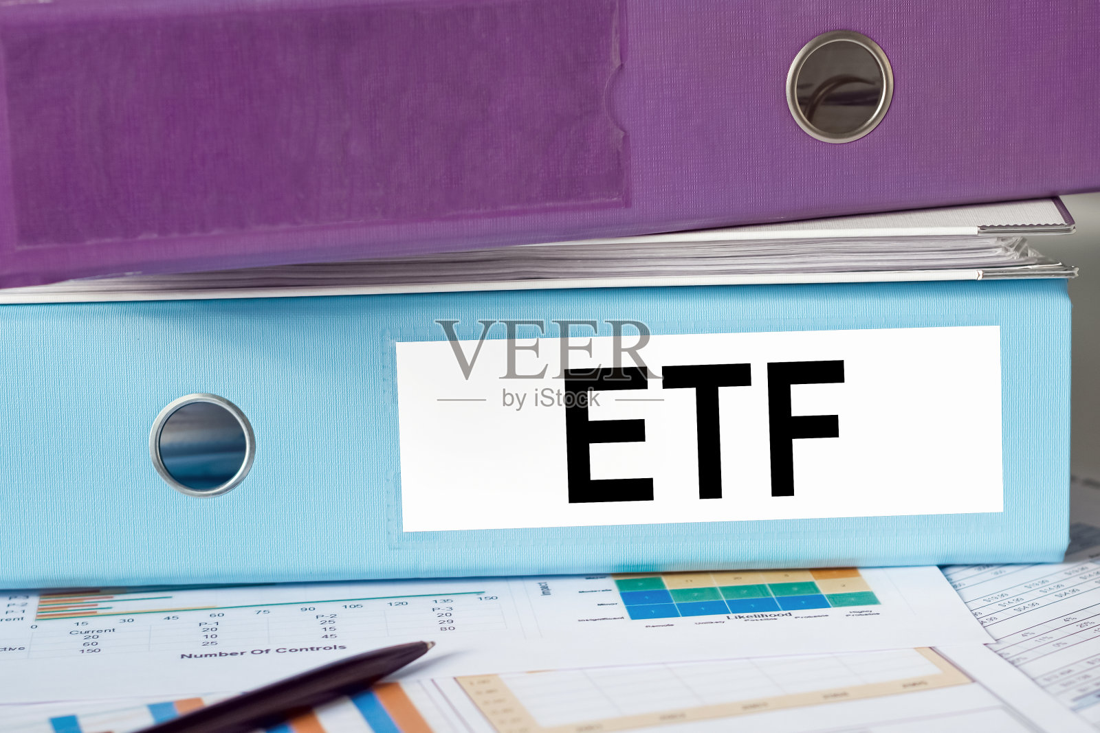 ETF——证券交易所文字基金放在文件夹上,文件夹放在金融图表上照片摄影图片