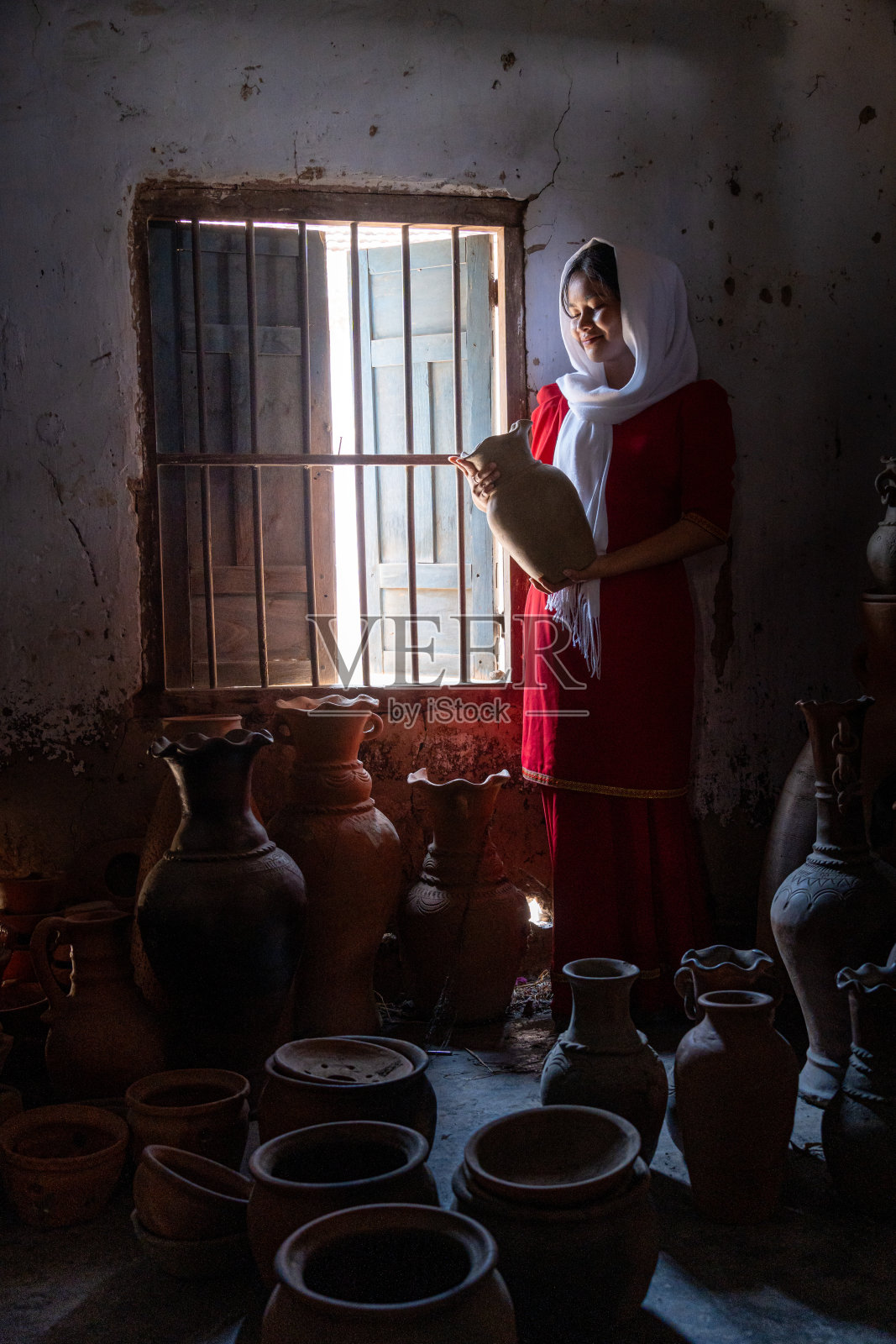 越南宁顺省潘朗市包Truc陶器村占族女孩的肖像照片摄影图片