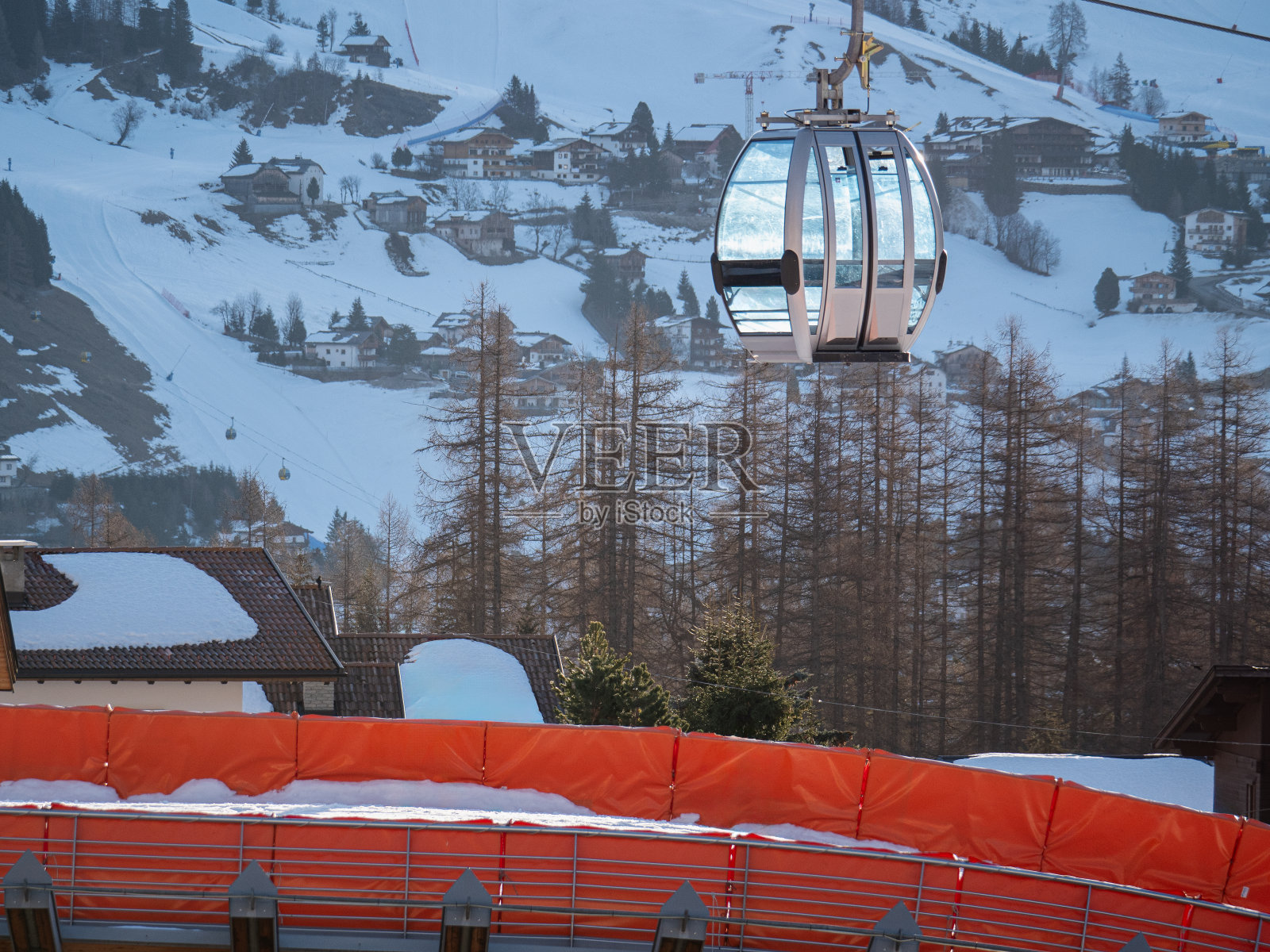 冬日里意大利阿尔卑斯山的缆车滑雪缆车。照片摄影图片