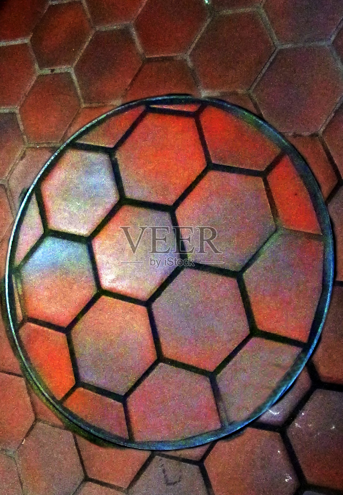 井盖上的足球形状照片摄影图片