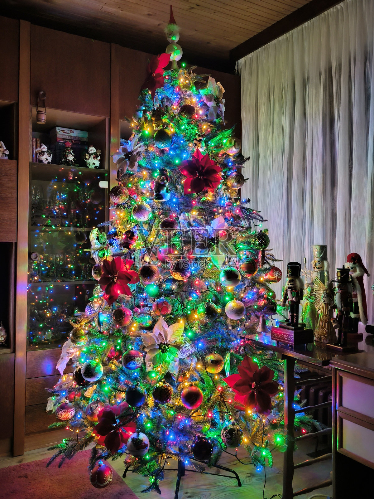 圣诞树上装饰着五颜六色的装饰品和彩灯照片摄影图片