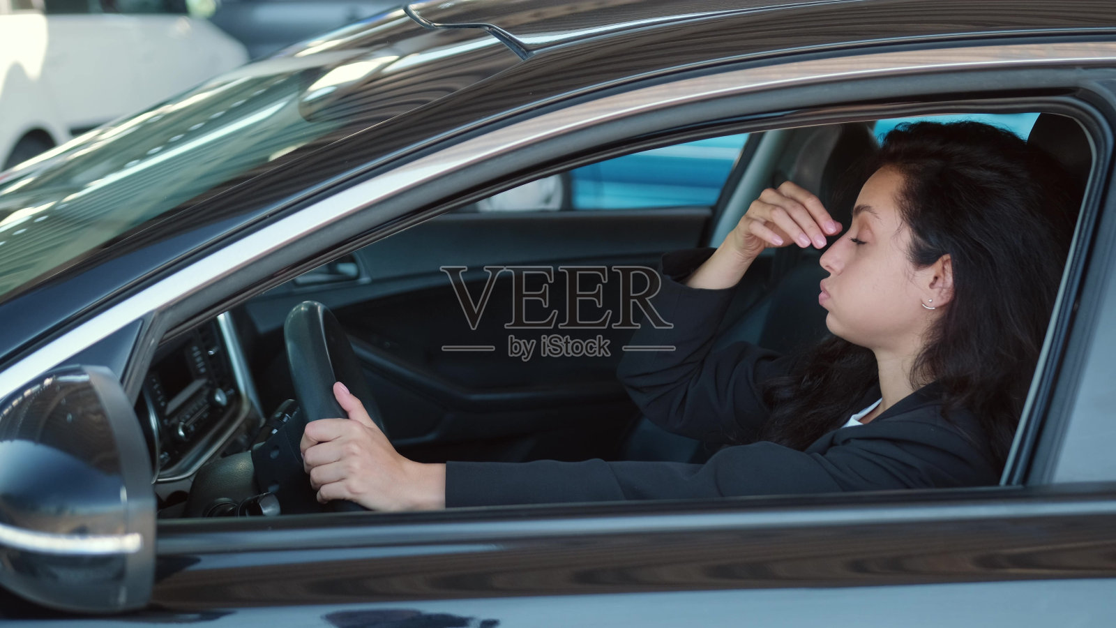 忙碌的女性坐在汽车里准备开车照片摄影图片