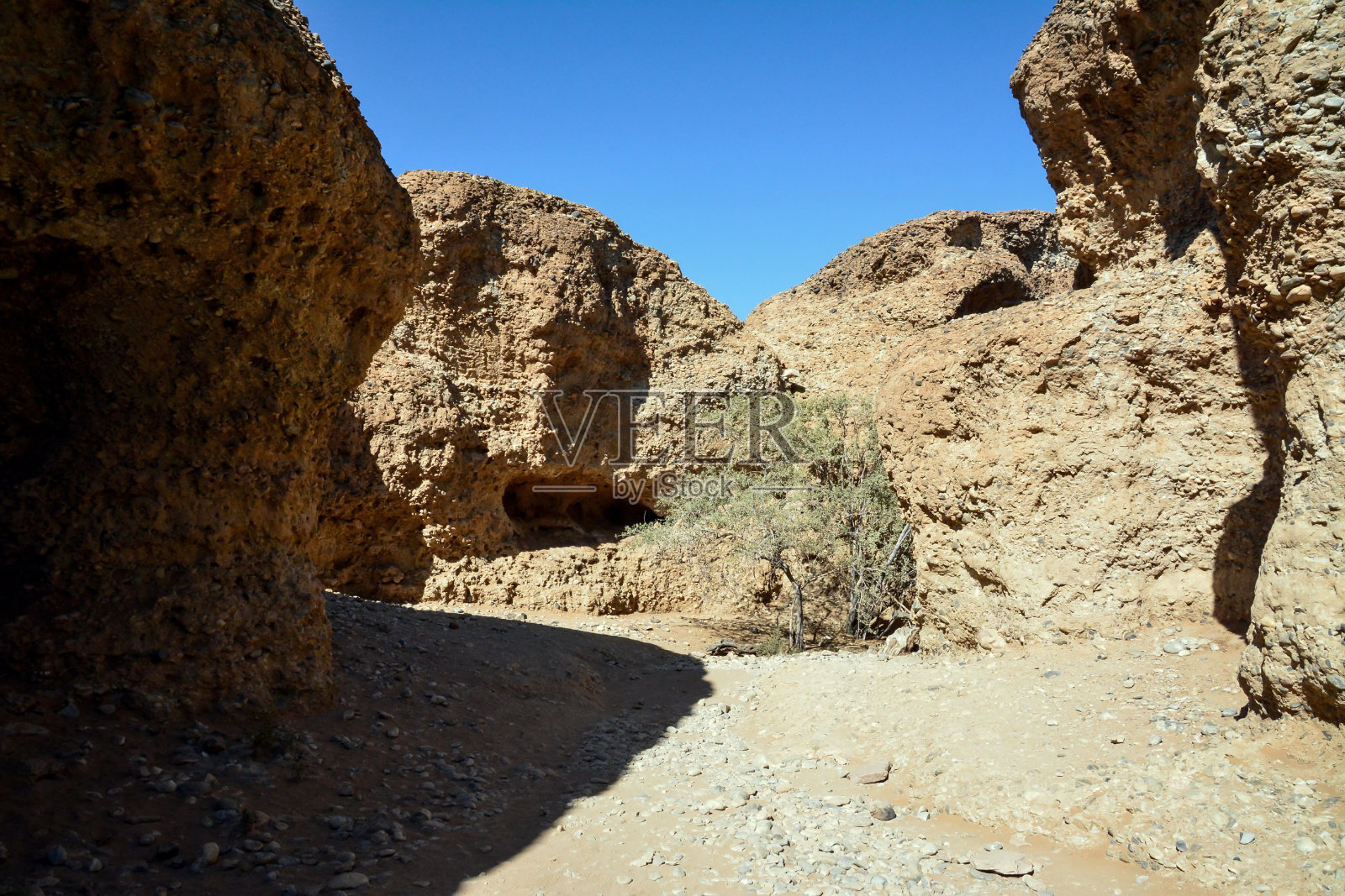 在多云天空的背景下,这条路在沙石之间布满了沙子照片摄影图片