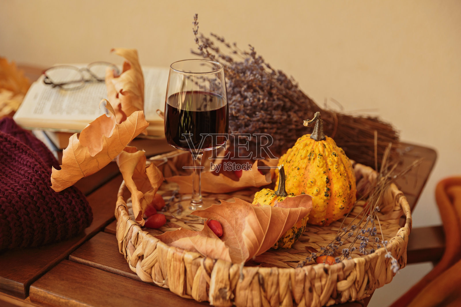 一杯红酒,南瓜,书和干叶子照片摄影图片