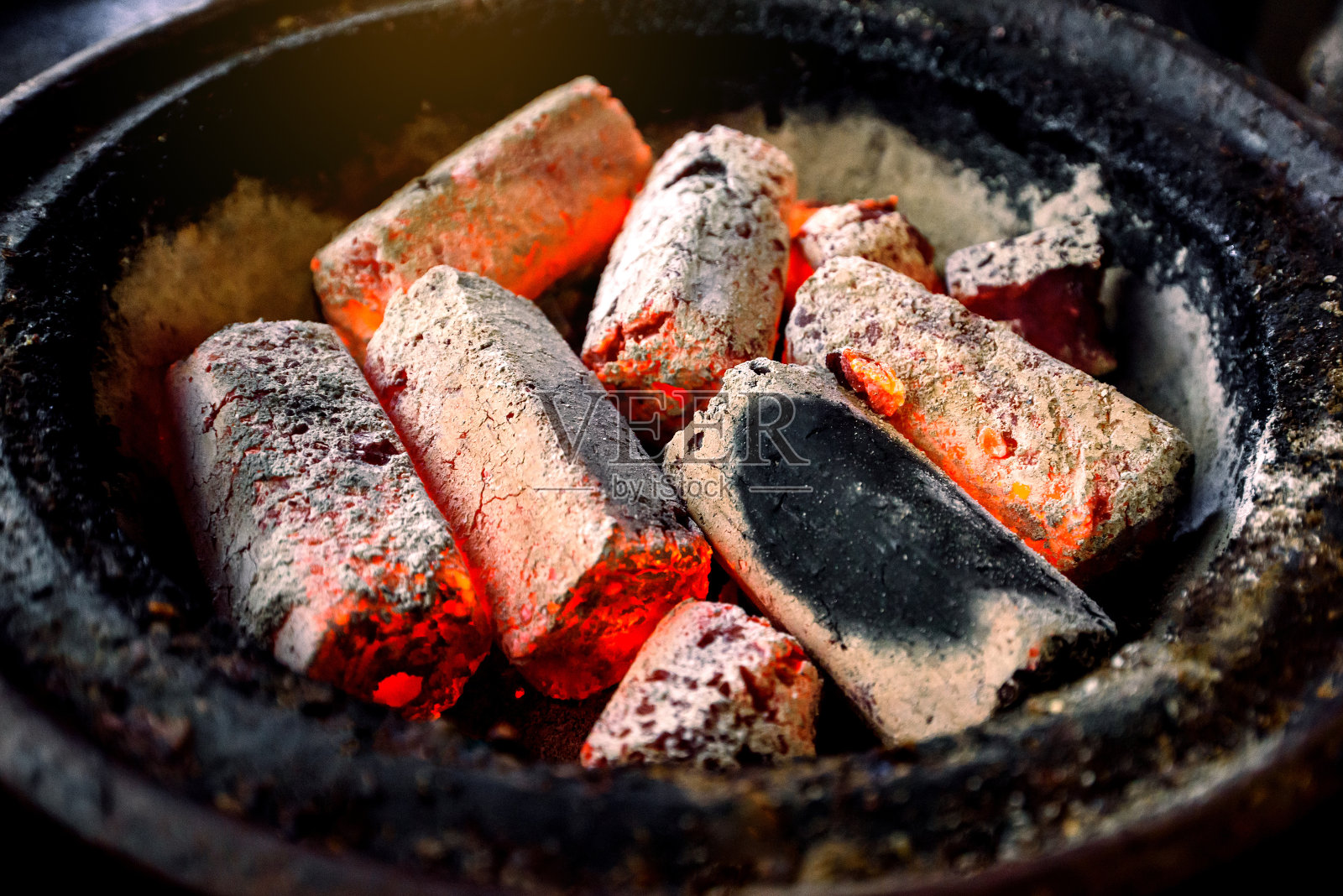 炉子里烧得通红的木炭照片摄影图片