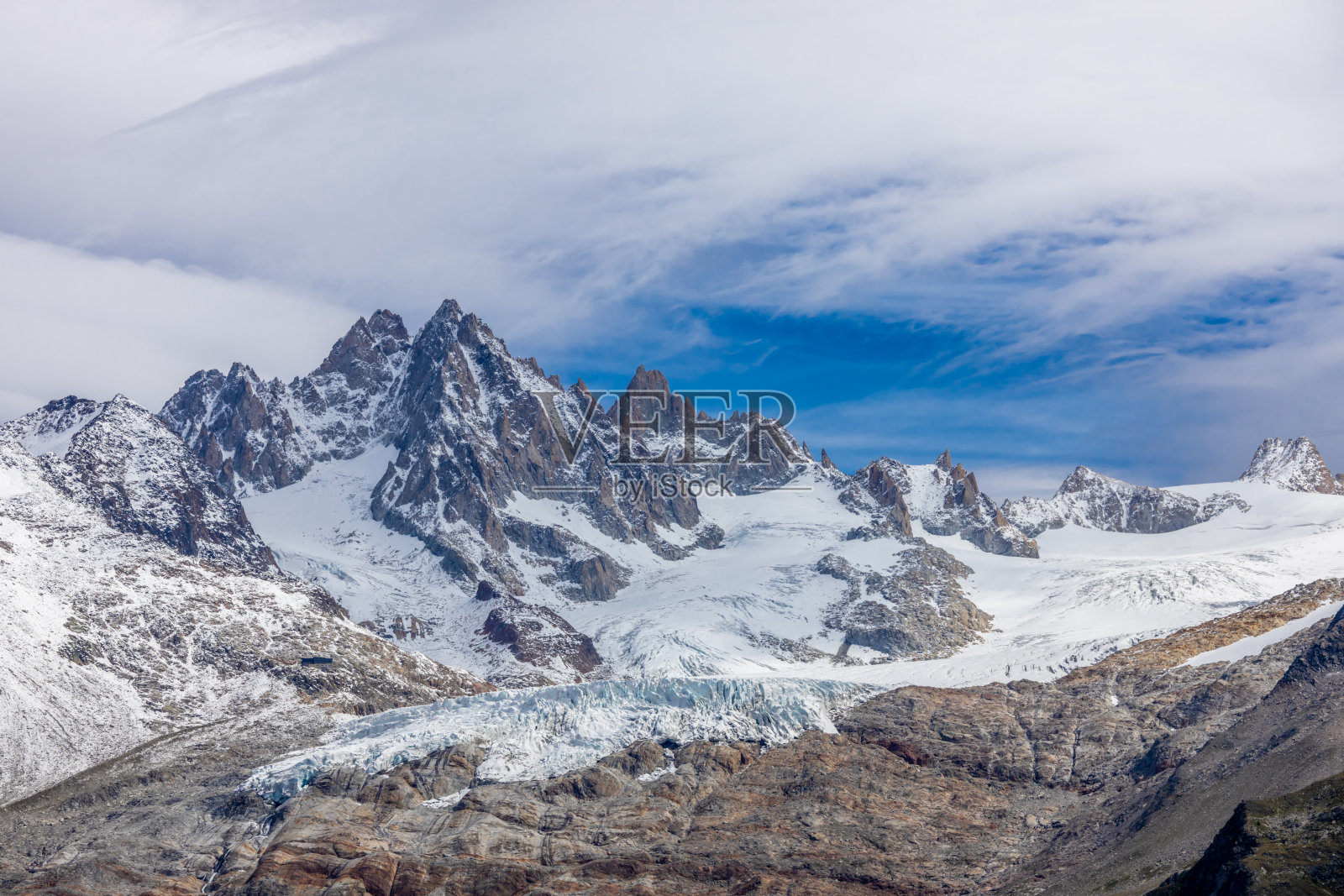万宝龙之旅,TMB徒步旅行路线风景在意大利,瑞士和法国阿尔卑斯山夏蒙尼山谷在一个讨厌的阴天与云照片摄影图片