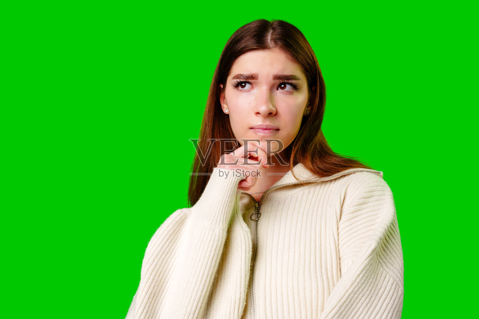 绿屏背景下沉思的年轻女子照片摄影图片