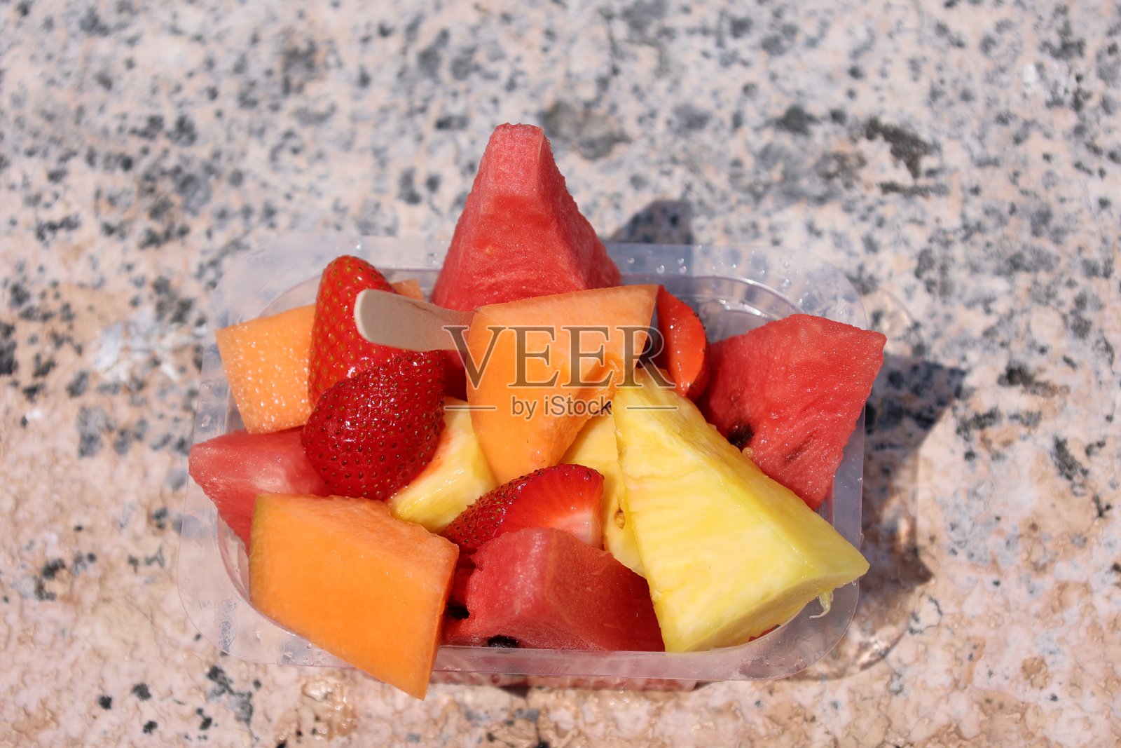 加尔达湖上西尔米奥内美丽的夏日照片摄影图片