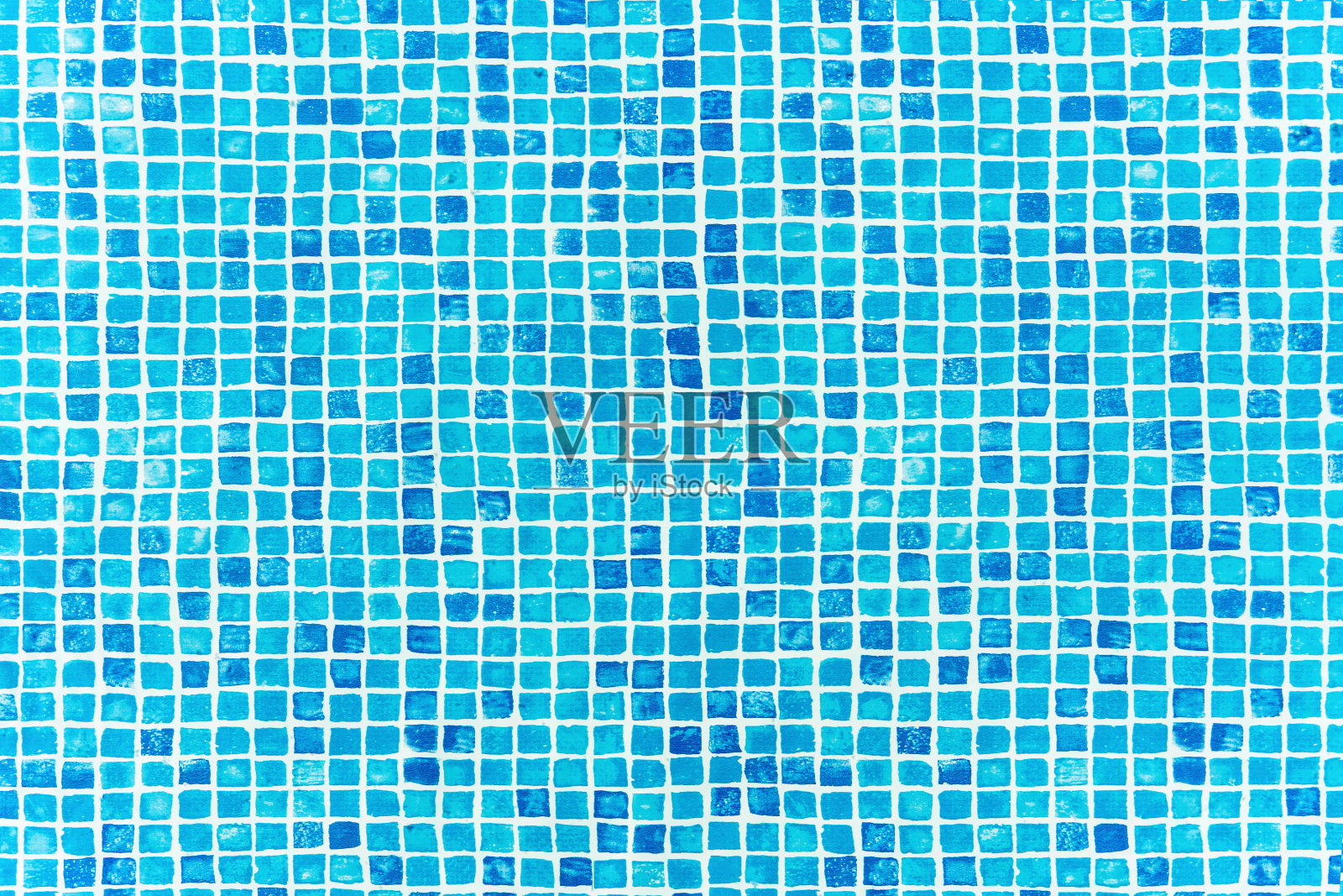 在蓝色的游泳池里,水面上泛起涟漪照片摄影图片