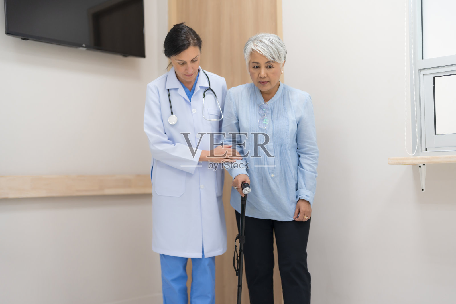 老年妇女体检讨论症状。照片摄影图片