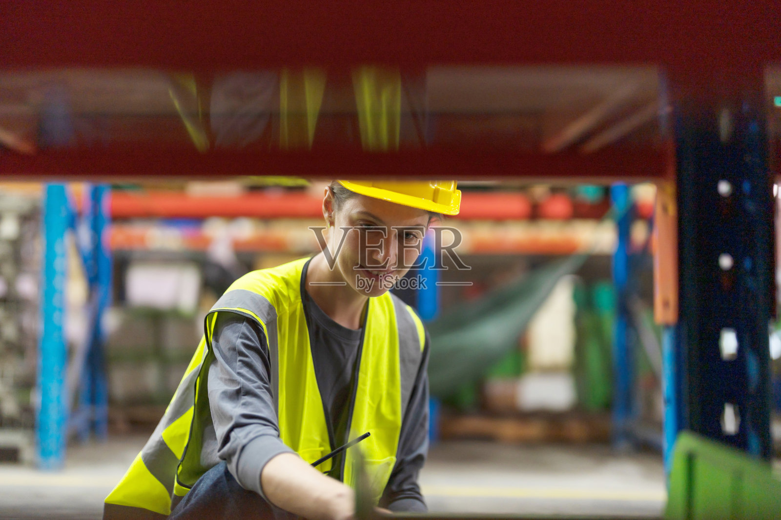 女员工检查产品。照片摄影图片