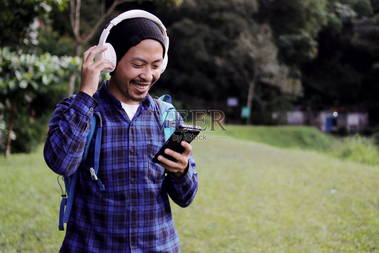 早晨的配乐:男子策划音乐自然漫步照片摄影图片